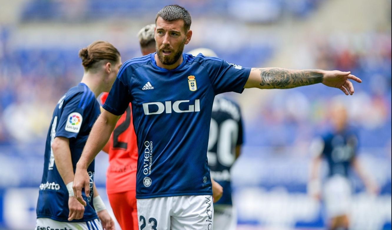 El davanter Sergi Enrich, amb la samarreta de l'Oviedo.