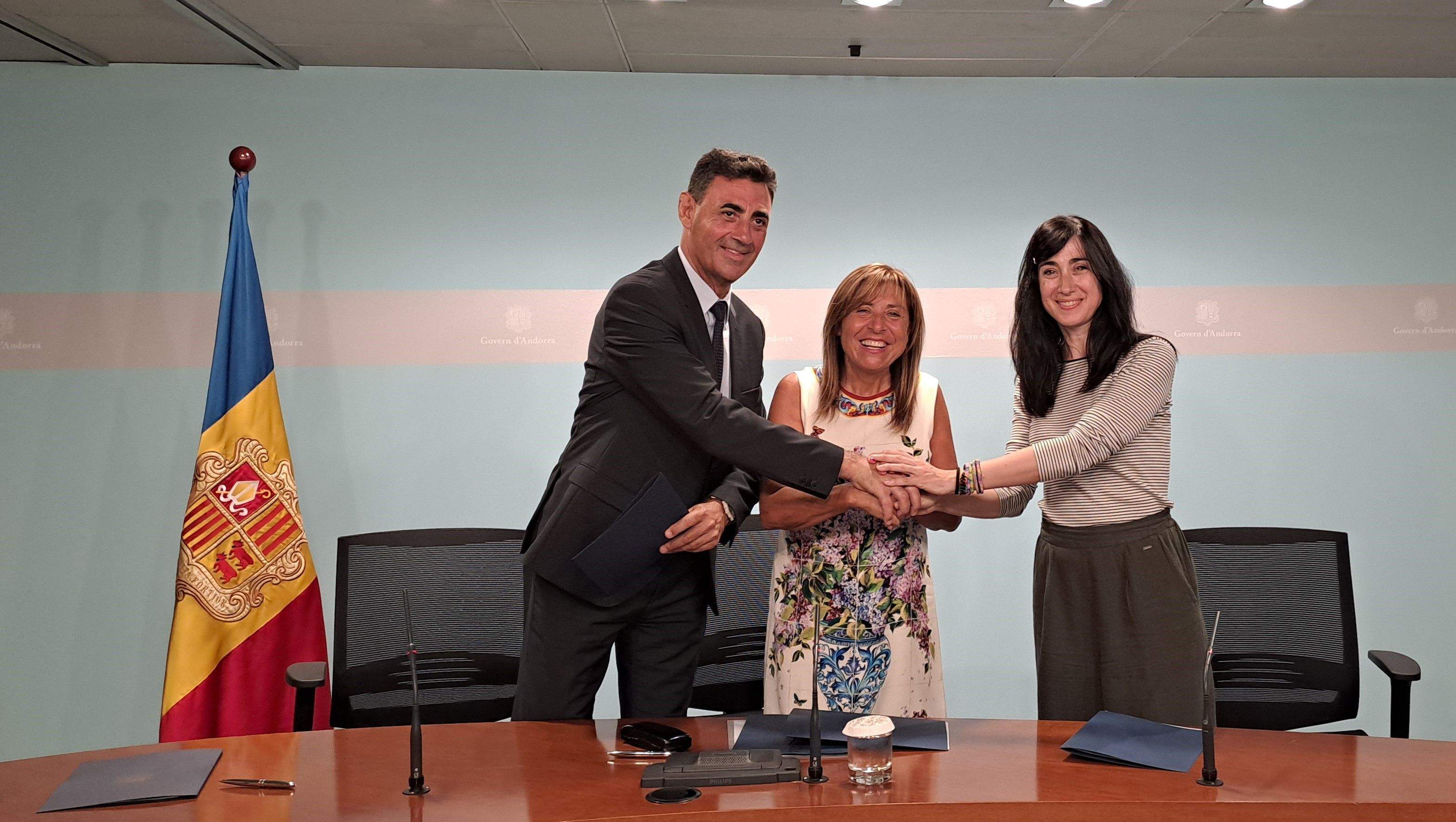 Ferré, Marsol i Sònia Palau, degana del col·legi d'arquitectes, han signat el conveni.