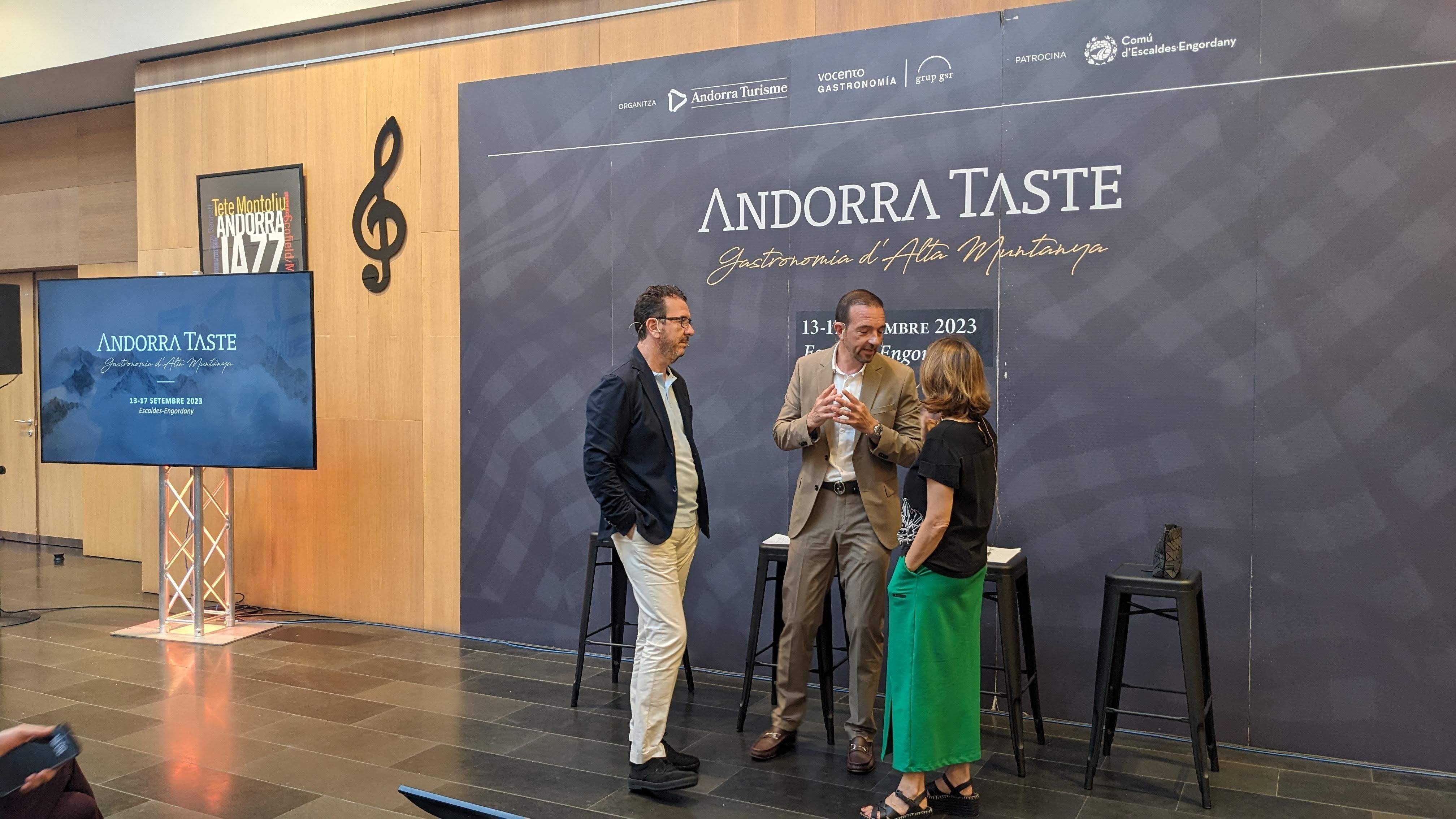 Betim Budzaku, Jordi Torres i Rosa Gili abans de la presentació de l'Andorra Taste 2023