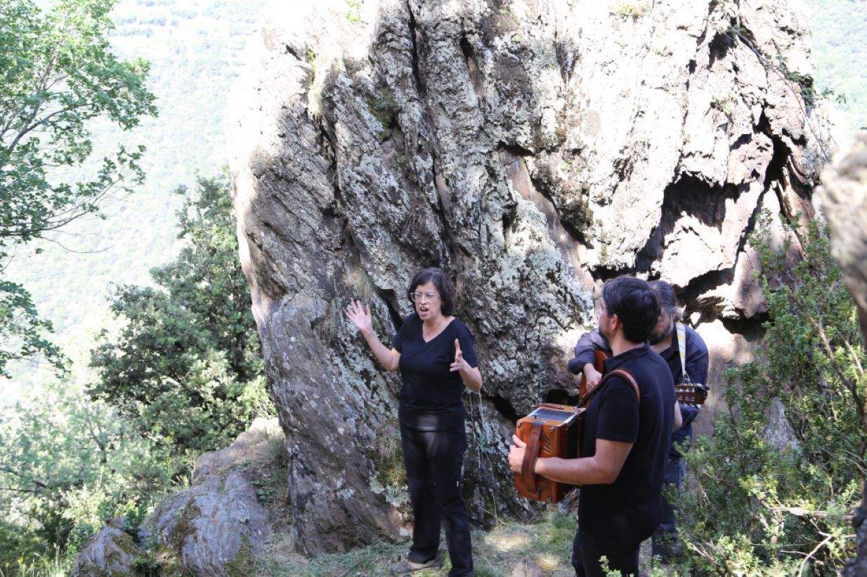 Assumpta Mercader narra la llegenda de la Dama Blanca al Roc de la Senyoreta amb la música d'Els Pardals.