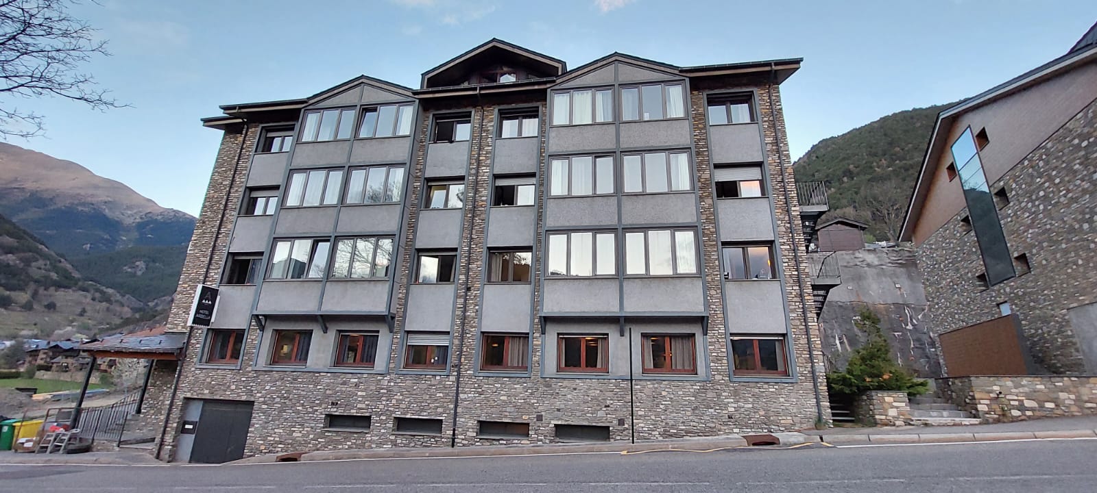 Un dels edificis adquirits per Govern a Ordino