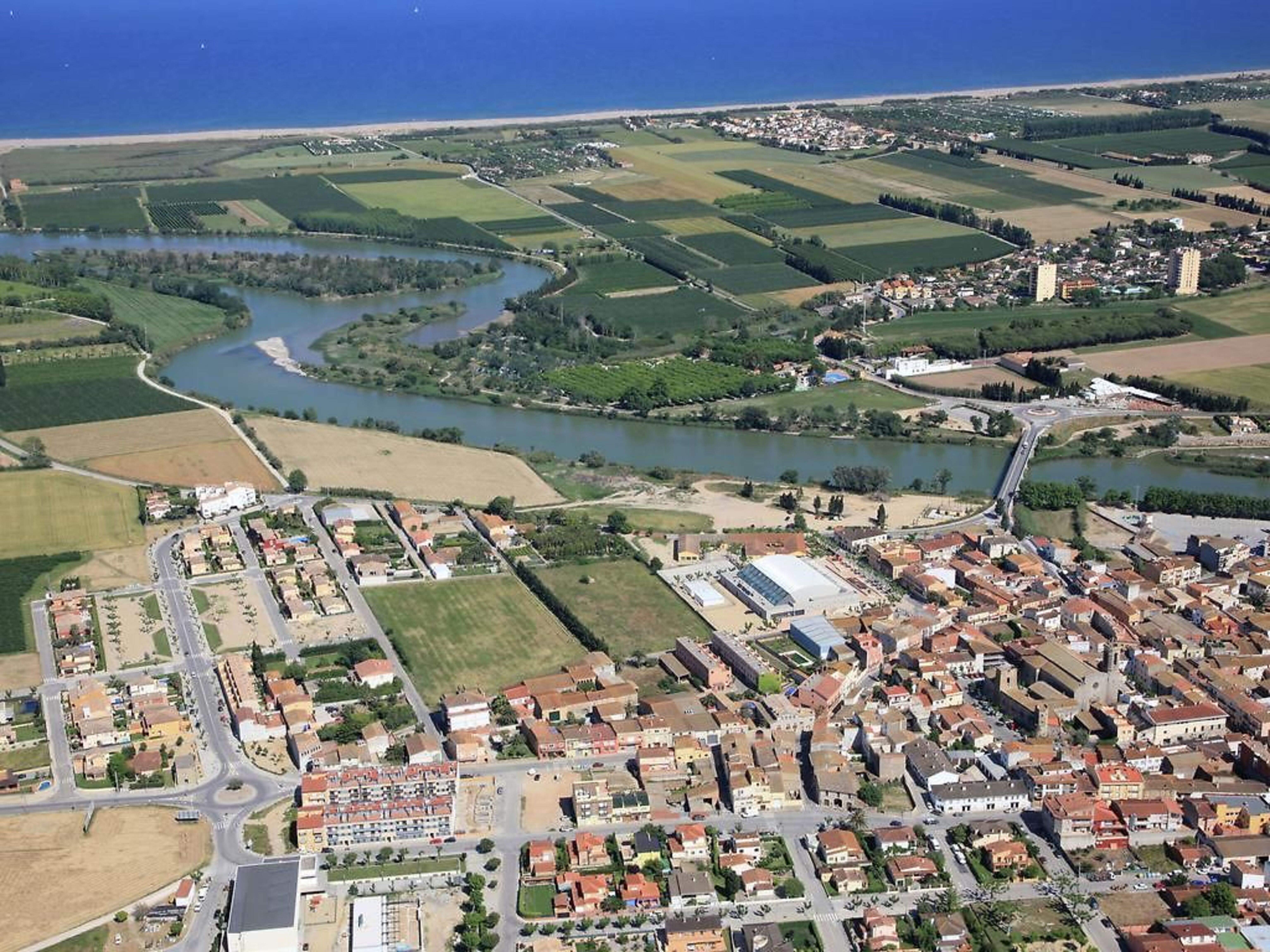Una imatge aèria de la zona on van passar els fets, al camí que voreja el riu a l'altura de l'illeta que queda enmig del Fluvià. Una imatge aèria de la zona on van passar els fets, al camí que voreja el riu a l'altura de l'illeta que queda enmig del Fluvià.