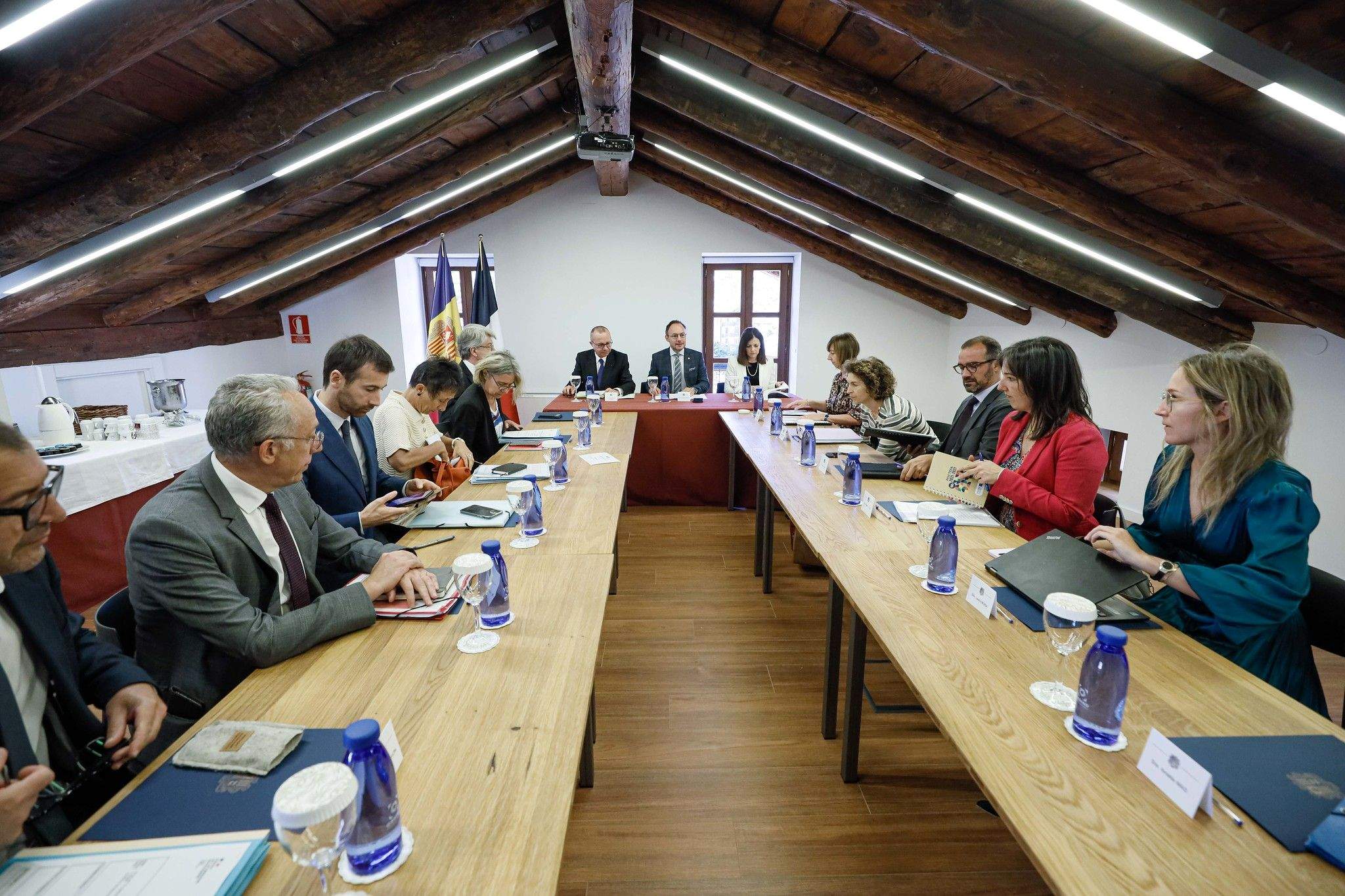 Les dues delegacions durant la reunió d'aquest dijous a la Casa de la Muntanya d'Ordino.