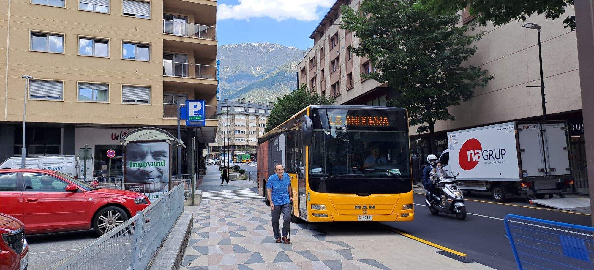 Un dels busos al carrer Prat de la Creu.