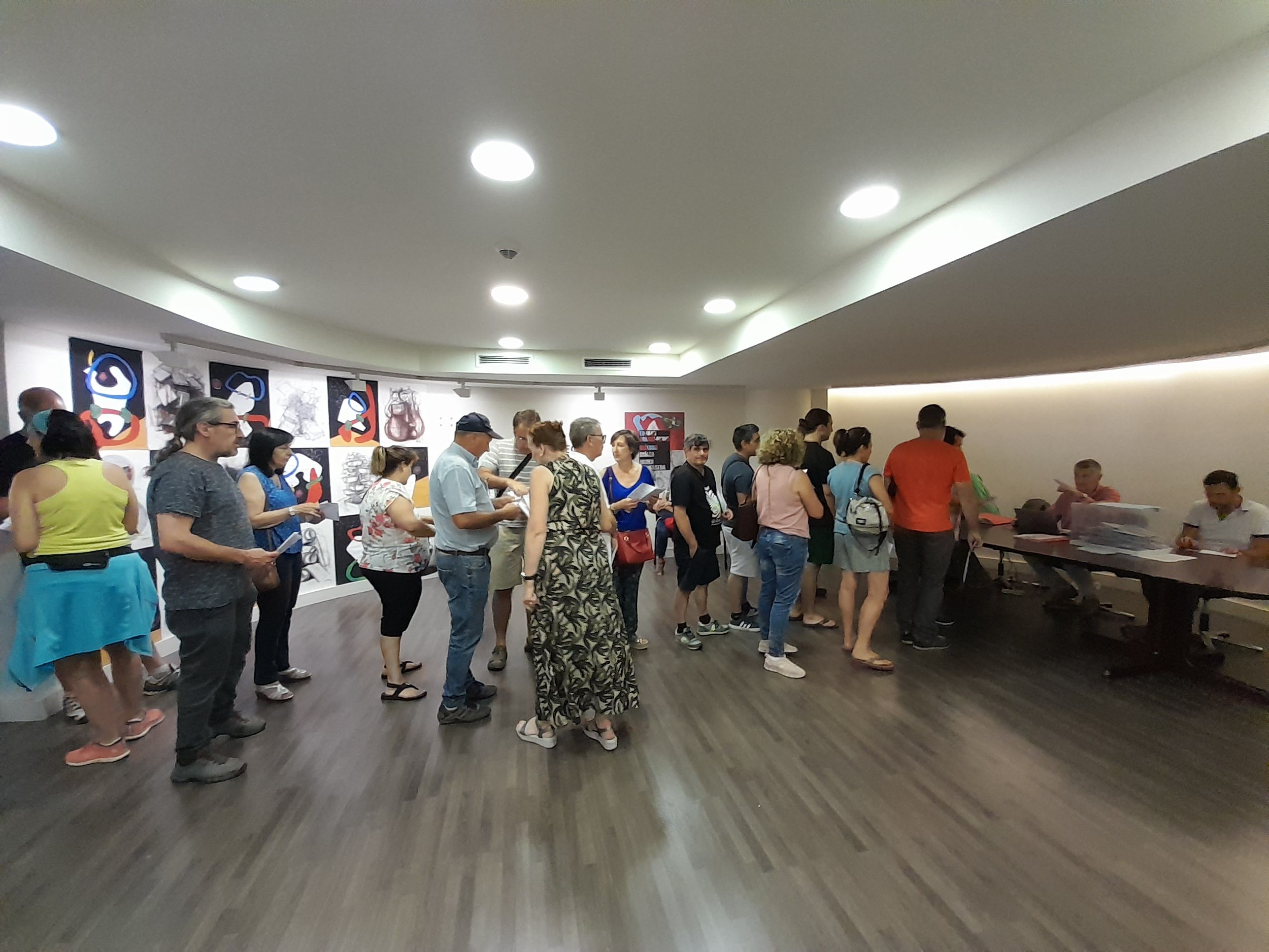 Residents espanyols esperan per votar a l'ambaixada