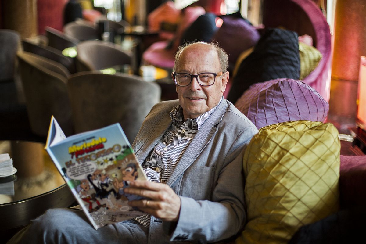 Francisco Ibáñez amb un còmic de Mortadelo i Filemón Francisco Ibáñez amb un còmic de Mortadelo i Filemón