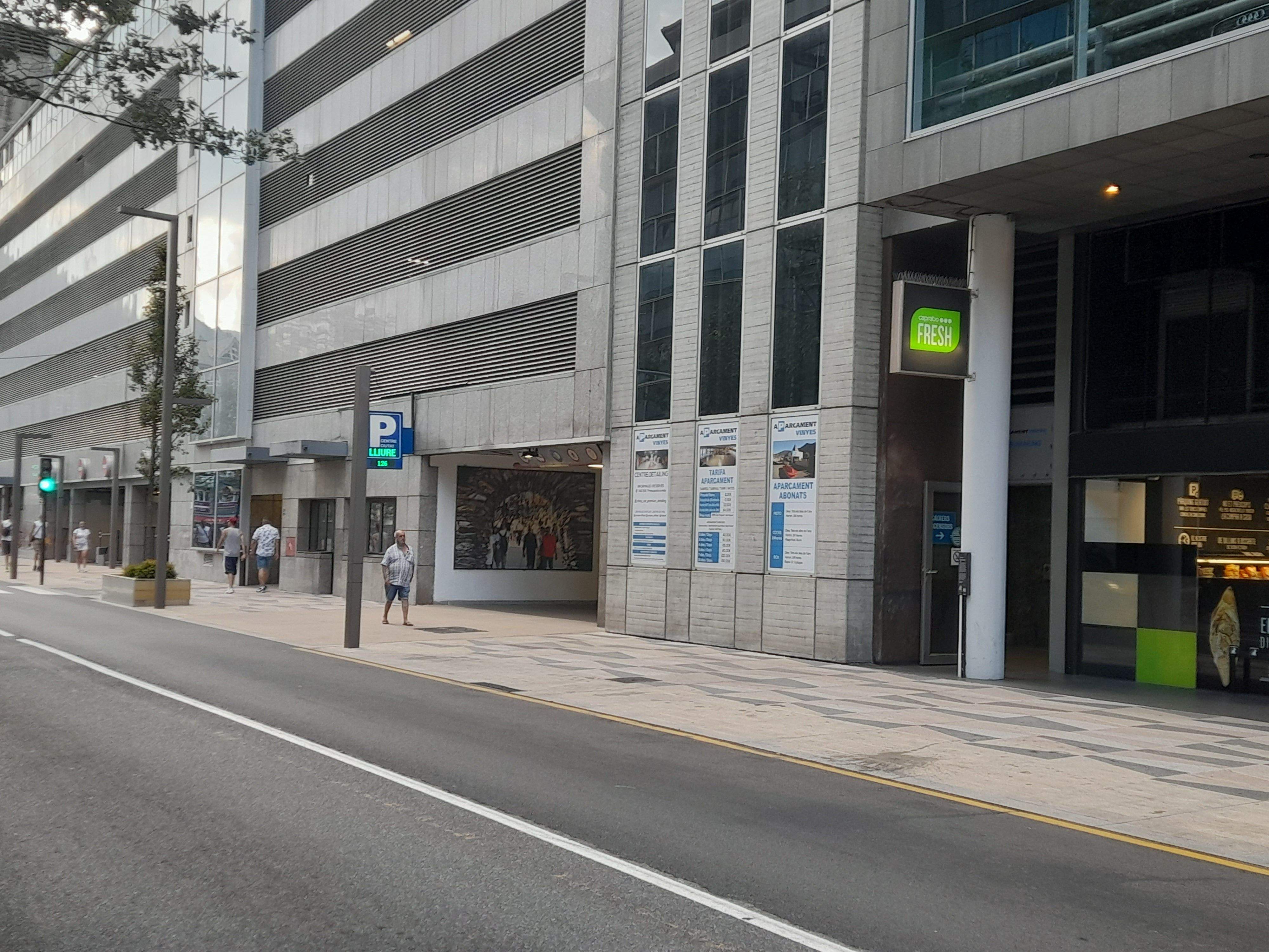 L'accés a l'aparcament Centre Ciutat per Prat de la Creu