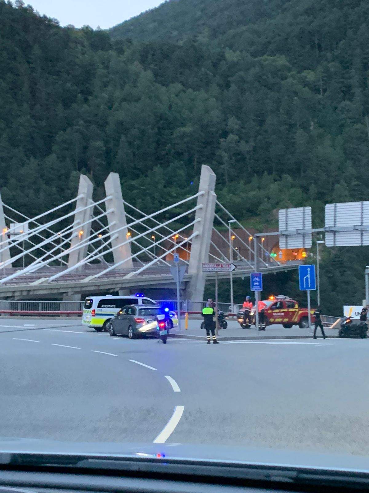 Els cossos de seguretat al llo de l'accident a la Massana