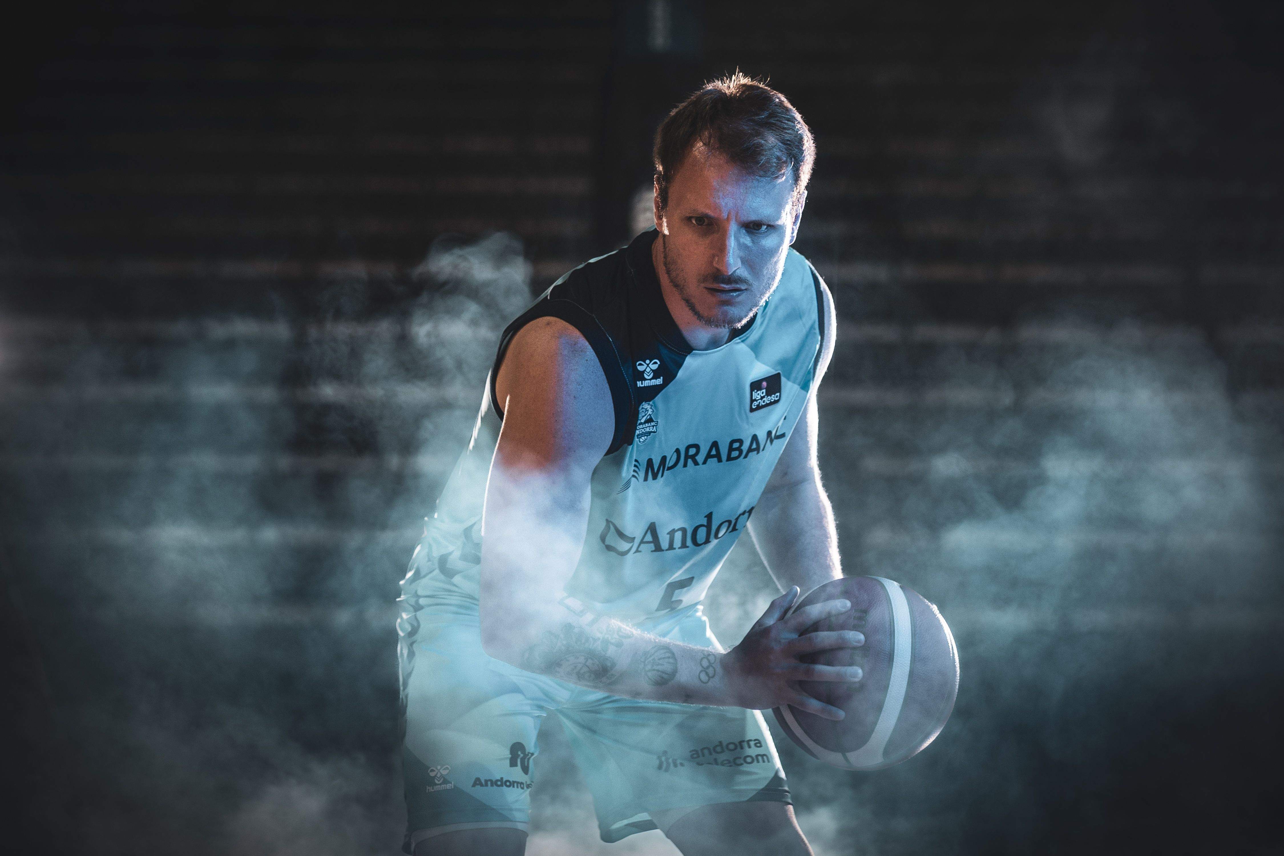 Rafa Luz amb la primera equipació del MoraBanc Andorra