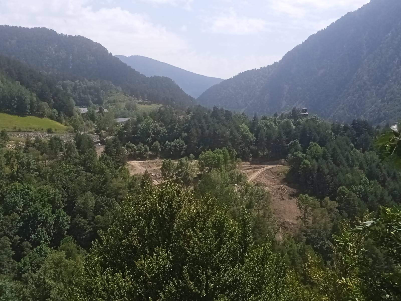 Una vista del terreny on ja es nota l'efecte de les màquines.