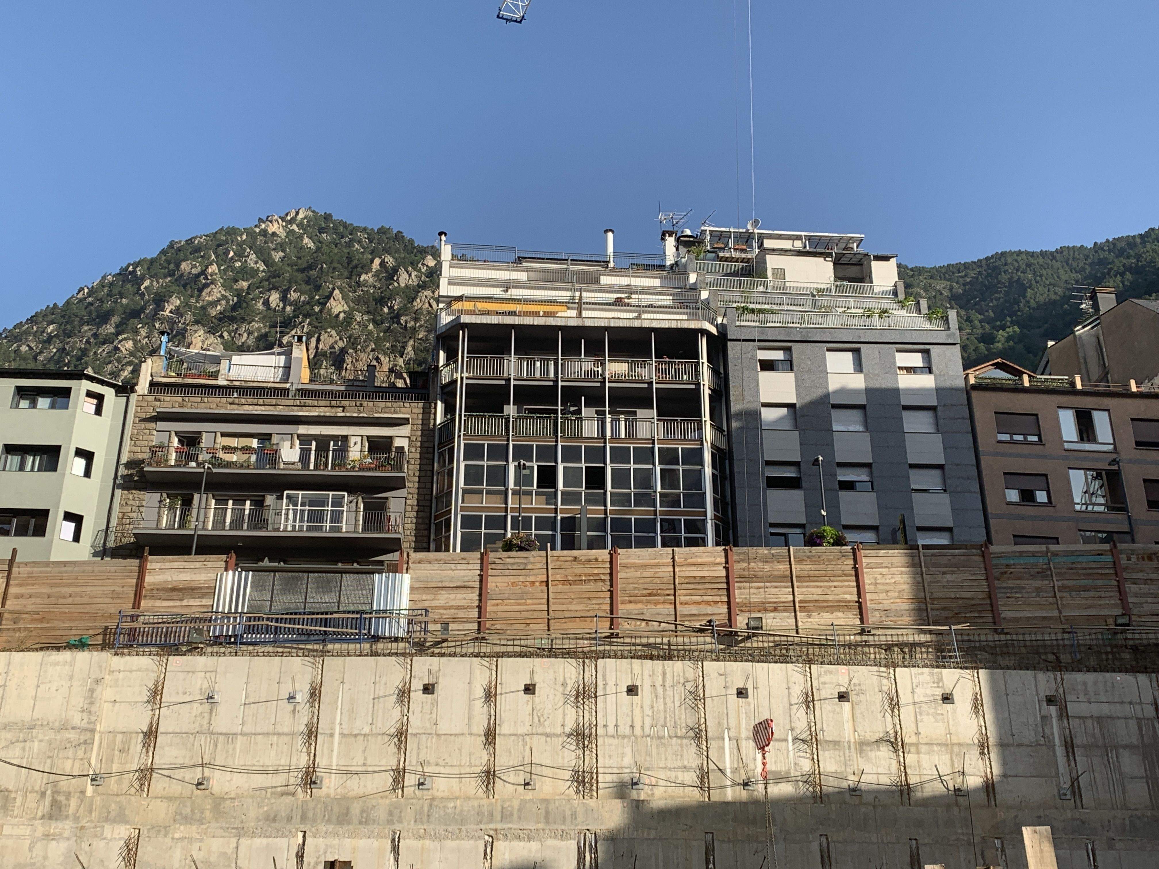 Els edificis afectats per les esquerdes i a sota, les obres que han generat polèmica.