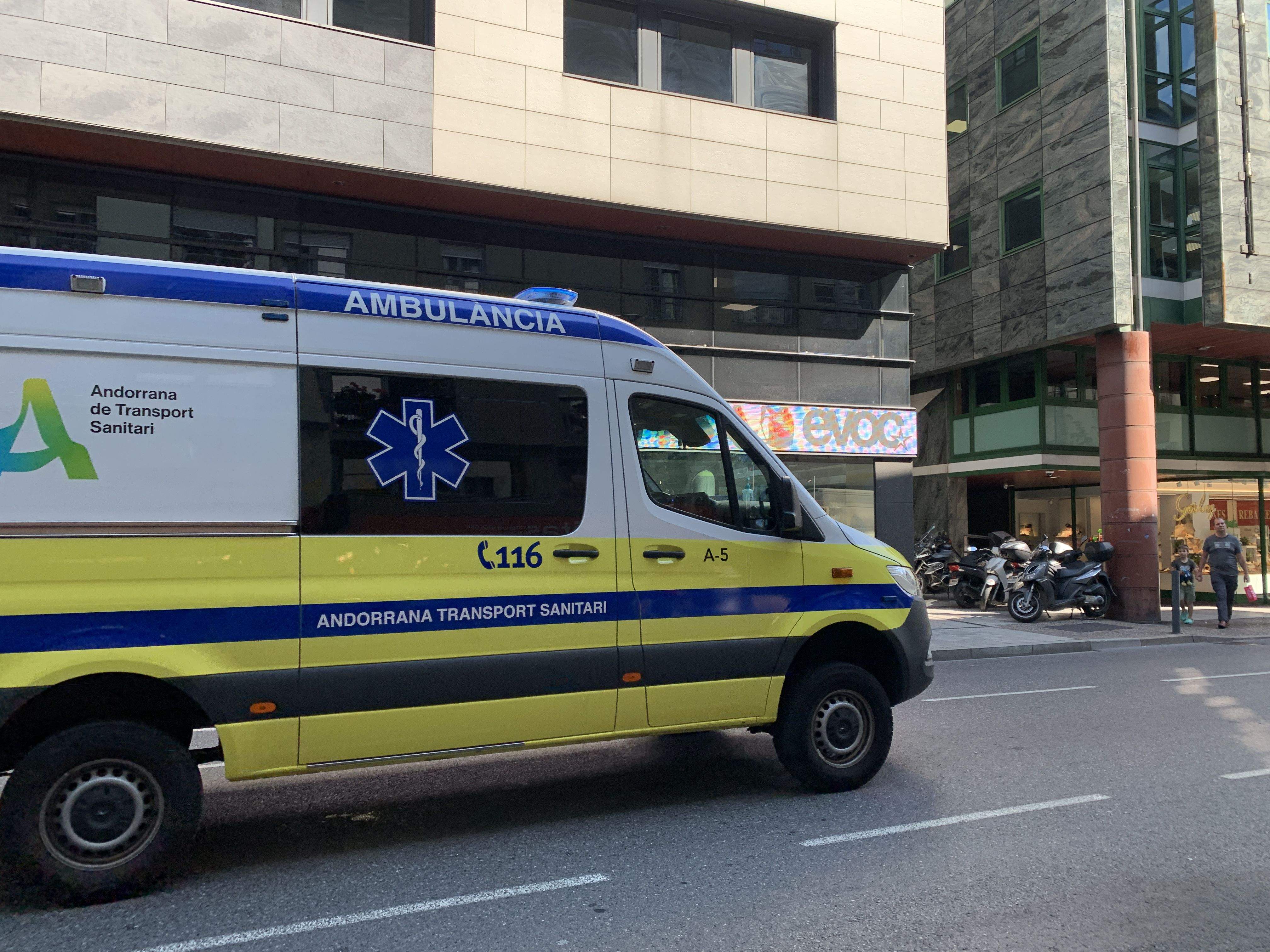 Imatge d'una ambulància d'ATS passant per Bonaventura Armengol.