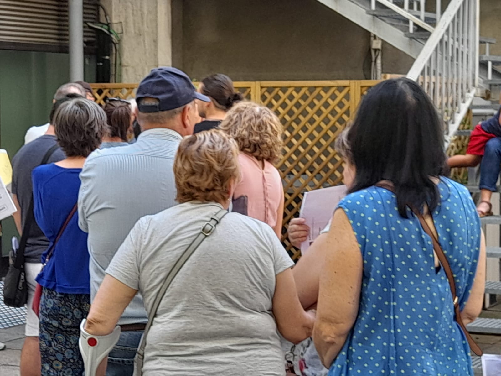 Electors fent cua per votar dissabte passat.