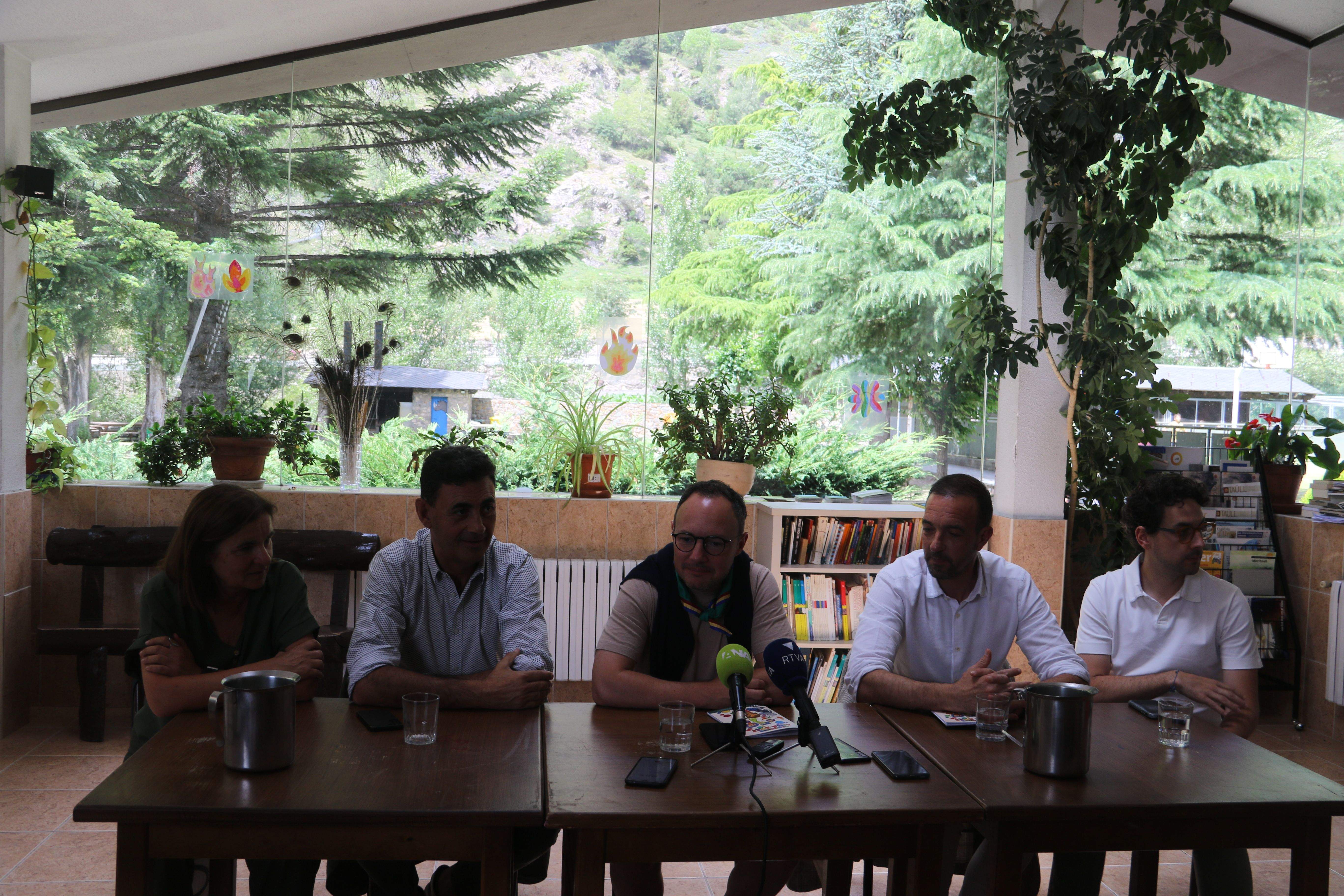 Trini Marín, Raül Ferré, Xavier Espot, Jordi Torres i Guillem Casal sota la claror de les vistes exteriors d'AINA.