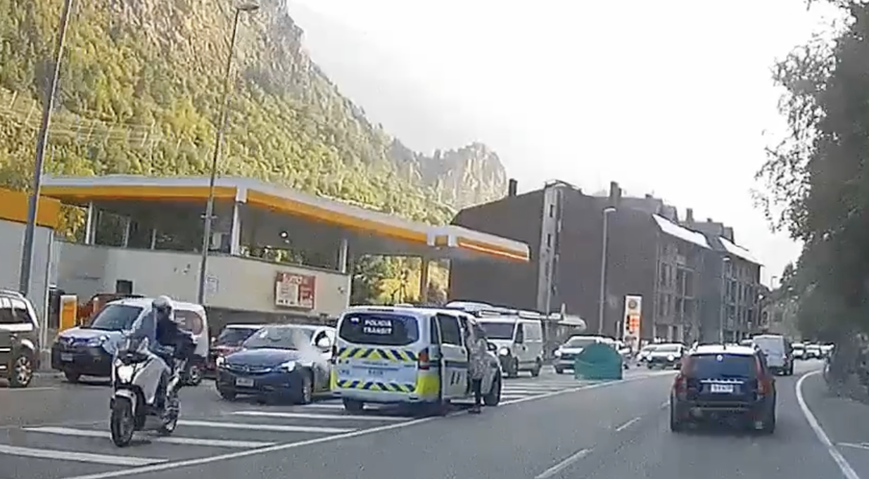 El vehicle d'atestats en el punt on hi ha hagut l'accident a la Bartra.