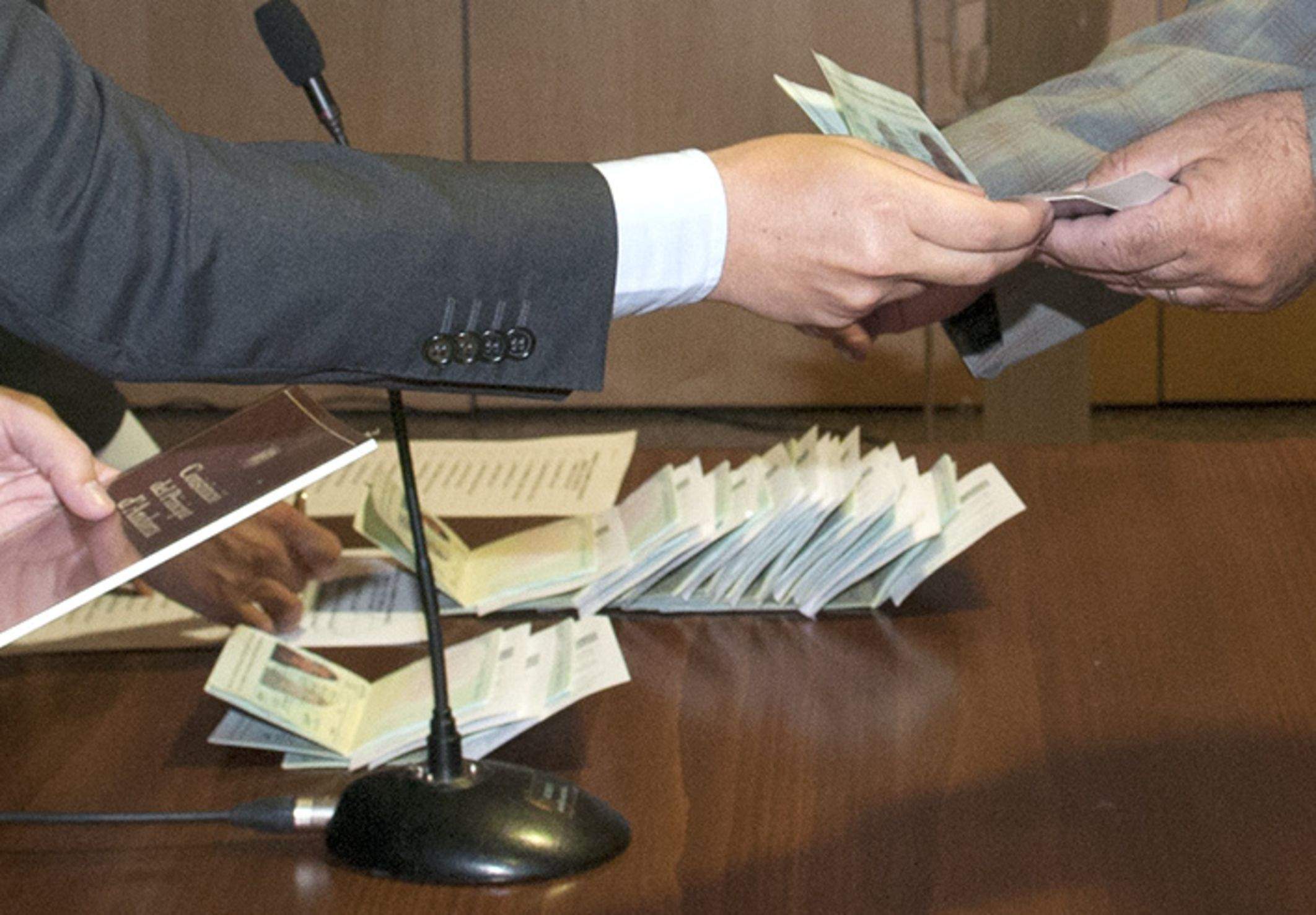 Lliurament de passaports.