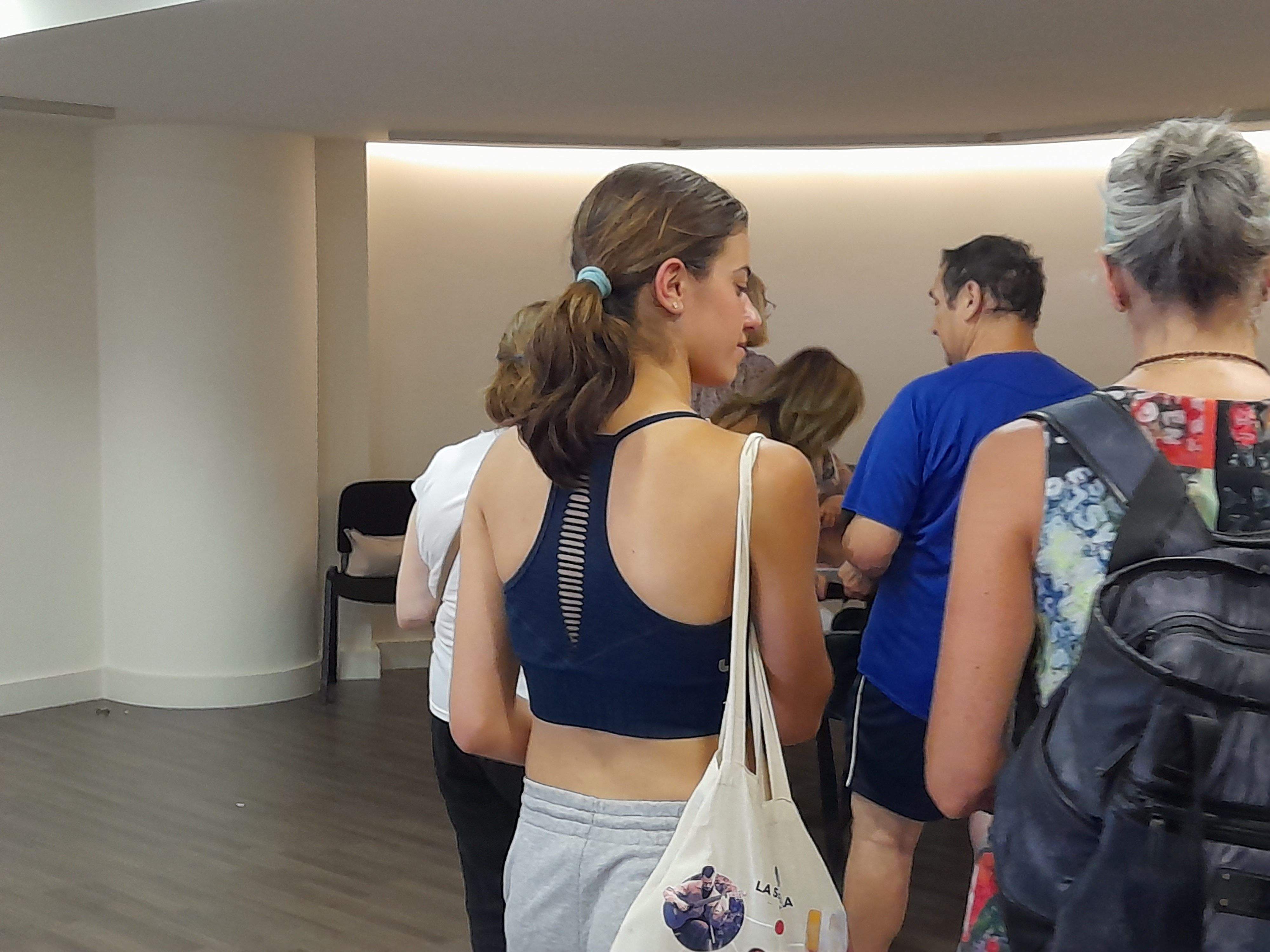 Els darrers residents espanyols votant aquest migdia a l'ambaixada