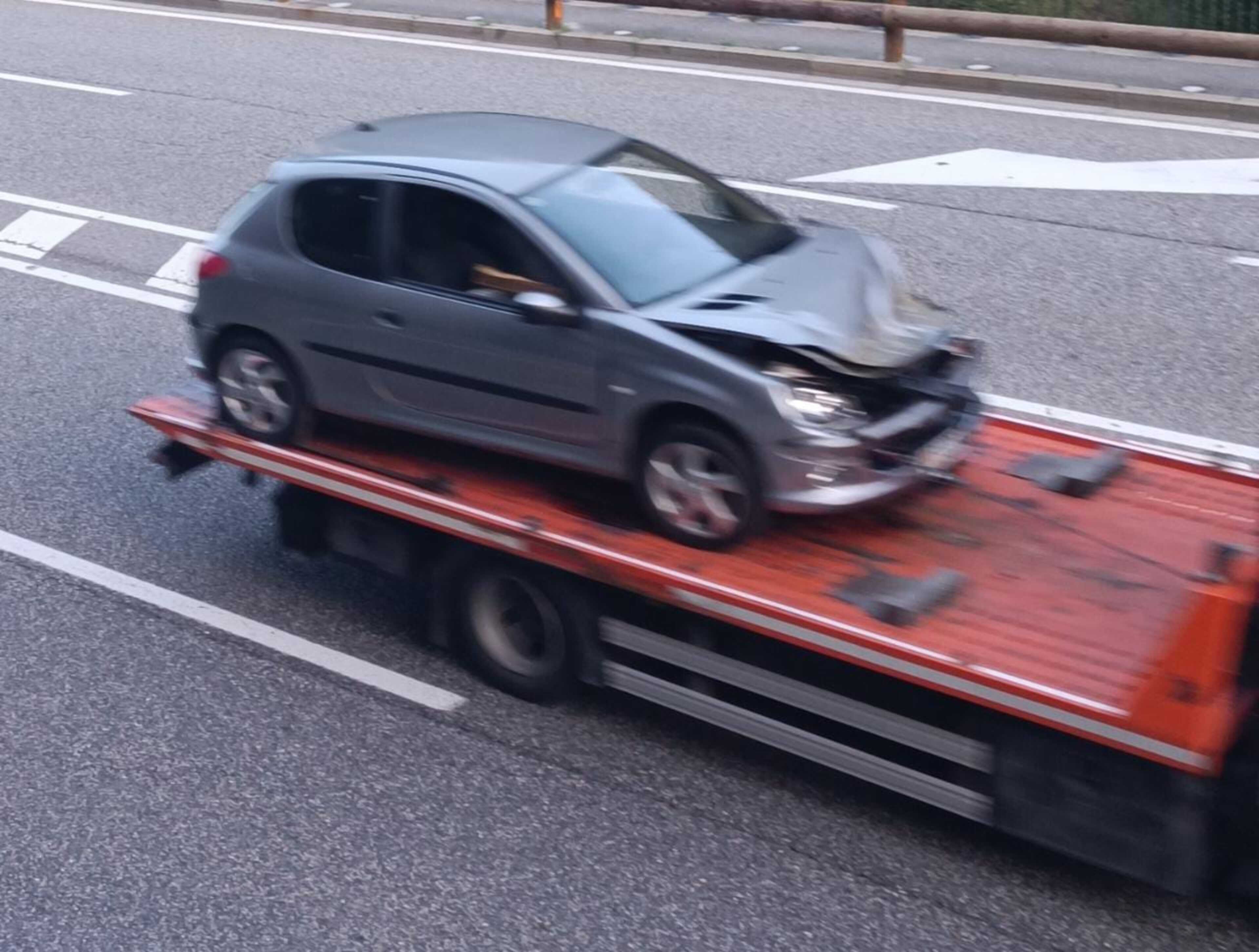 El cotxe implicat retirat per la grua.