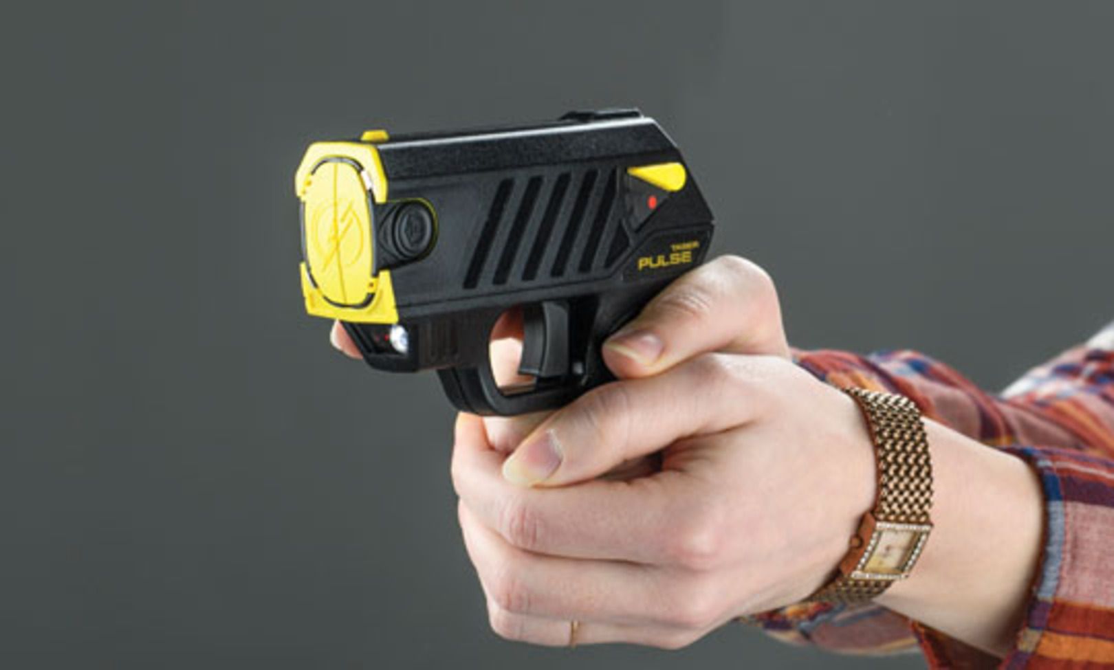 Una pistola d'impulsos elèctrics similars a l'emprada pel detingut.