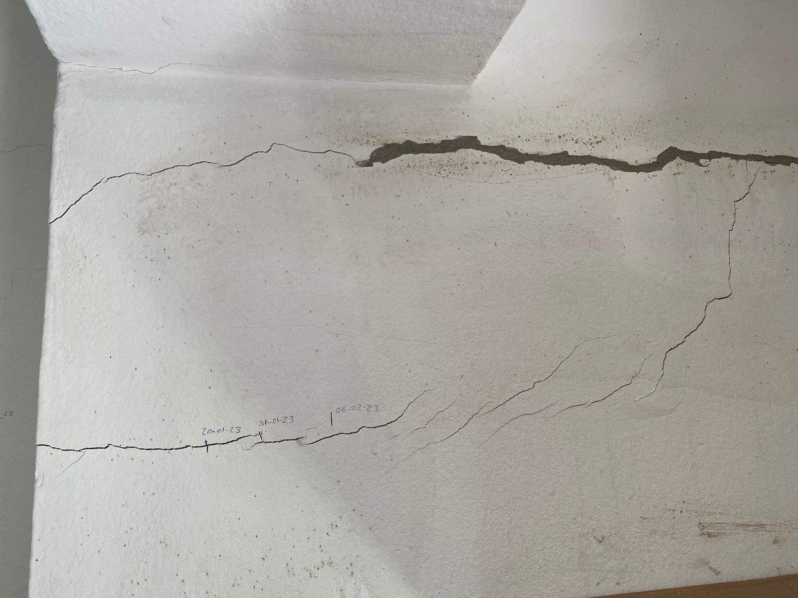 Esquerdes al segon pis de l'edifici de l'avinguda Santa Coloma, número 28