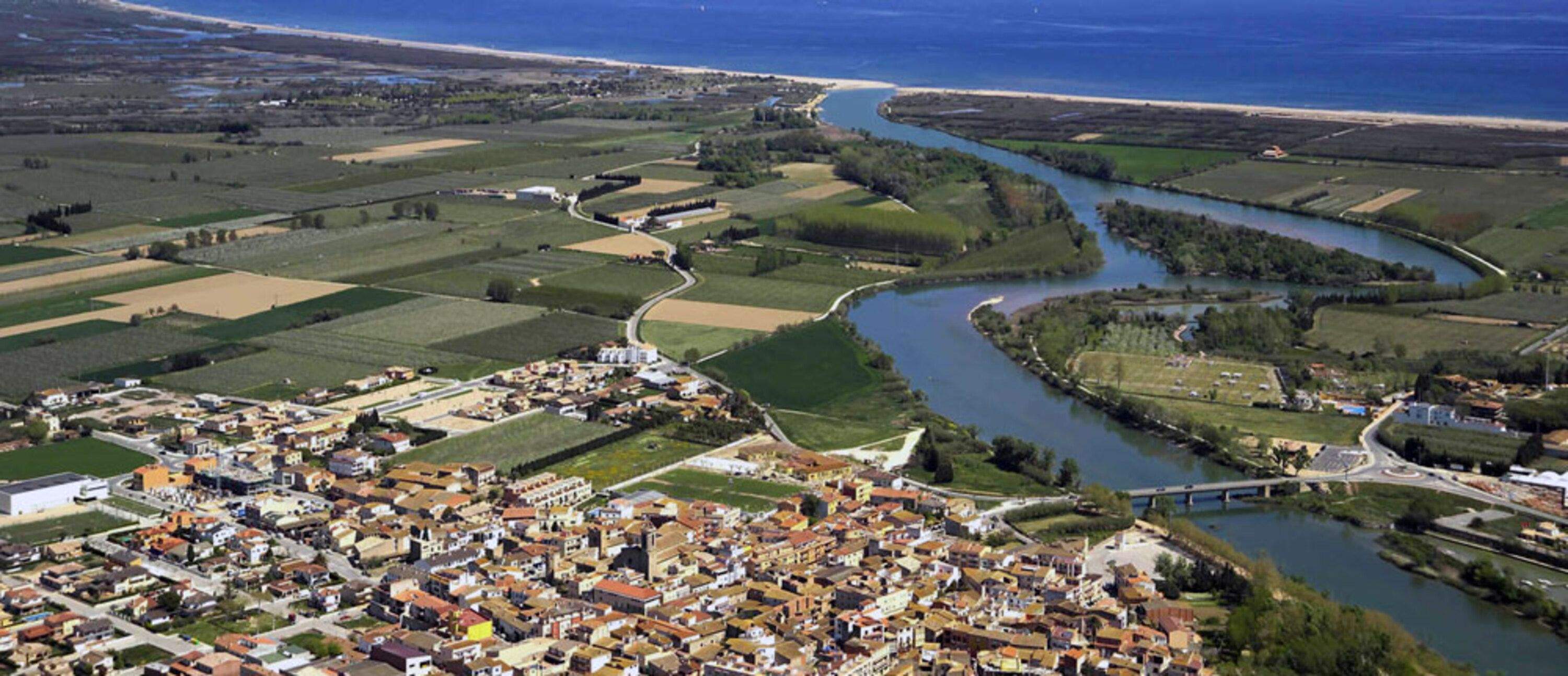 Una vista de Sant Pere Pescador amb el Fluvià com a protagonista.