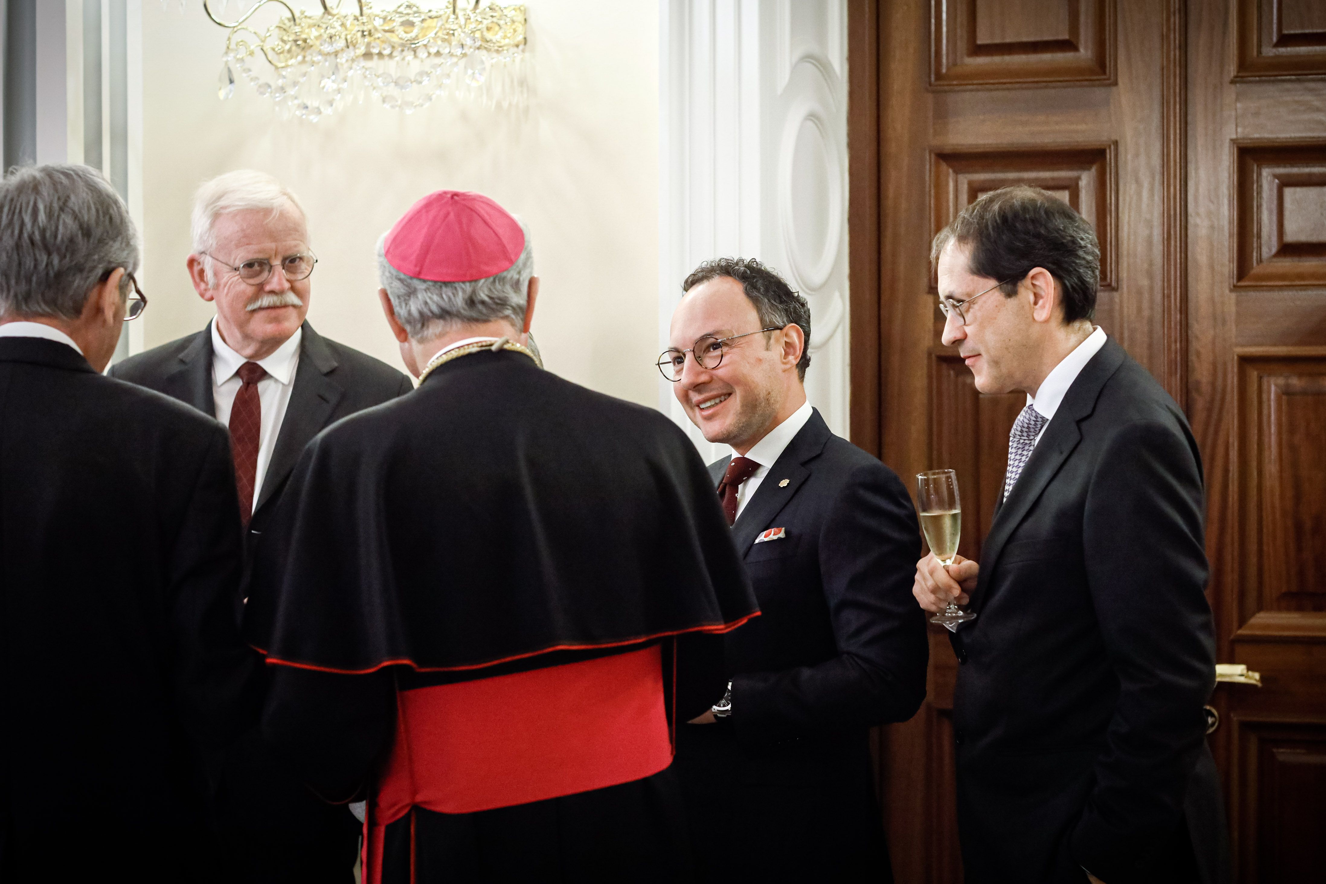 Xavier Espot durant una trobada amb l'arquebisbe i Copríncep, Joan-Enric Vives.