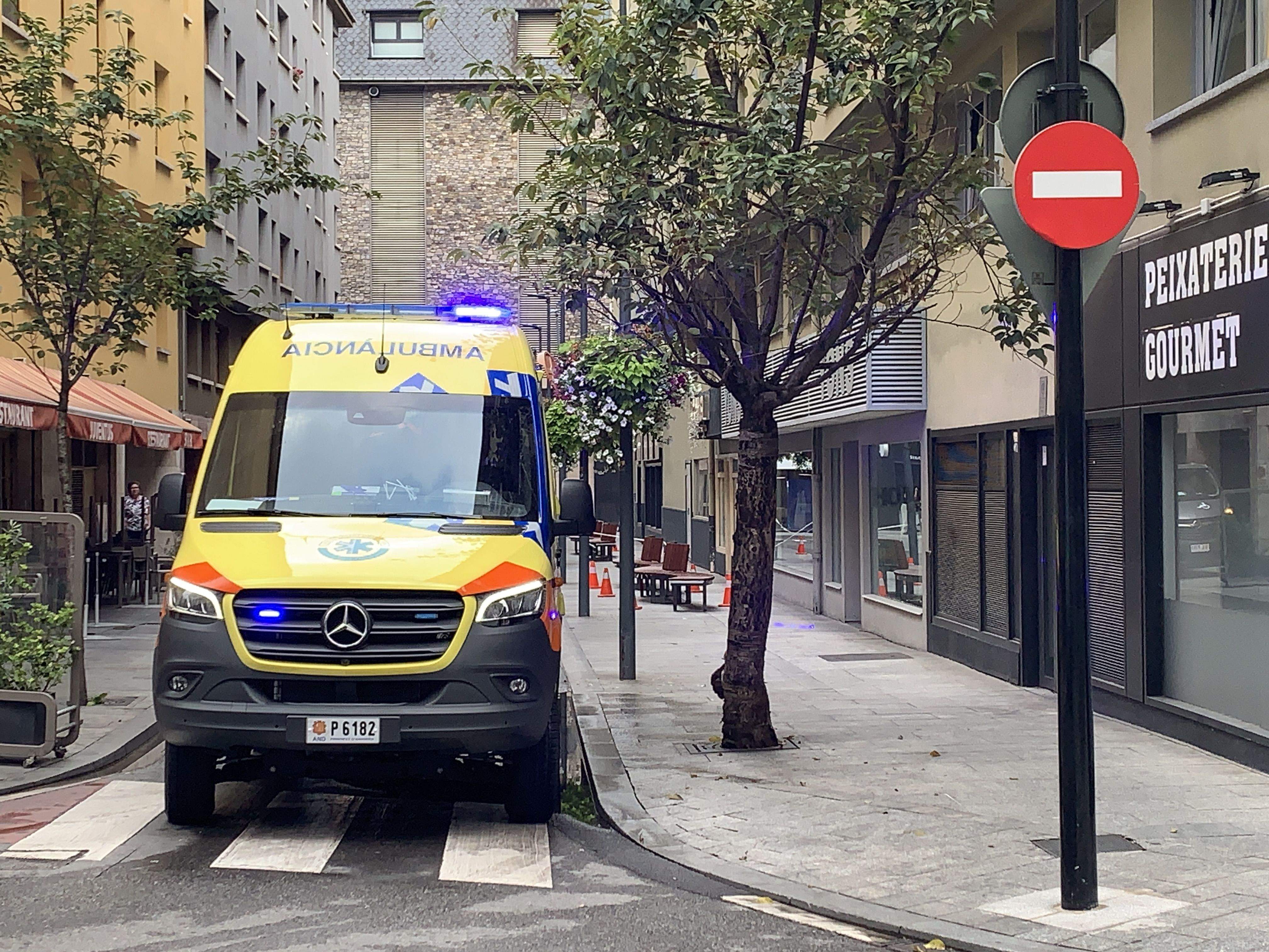 Una ambulància del SUM a la zona on van passar els fets. Una ambulància del SUM a la zona on van passar els fets.