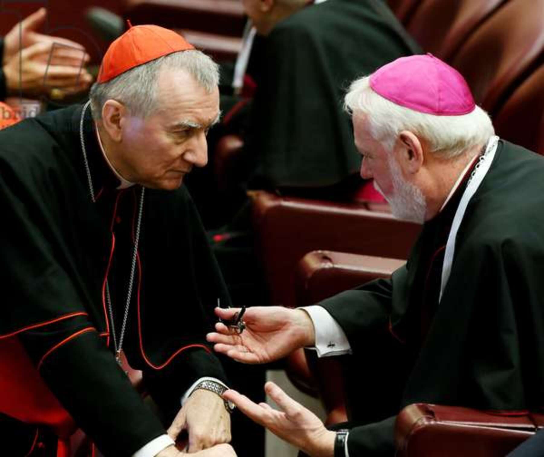 Pietro Parolin conversant amb Paul Richard Gallagher. Pietro Parolin conversant amb Paul Richard Gallagher.