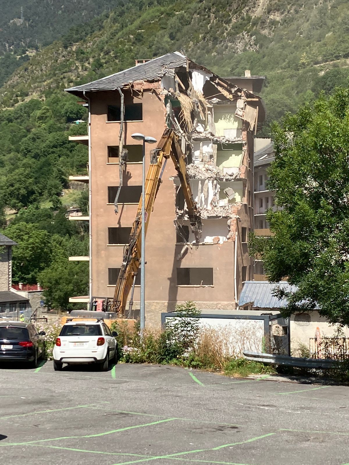 Enderroc d'un dels edificis aquest matí a Encamp.