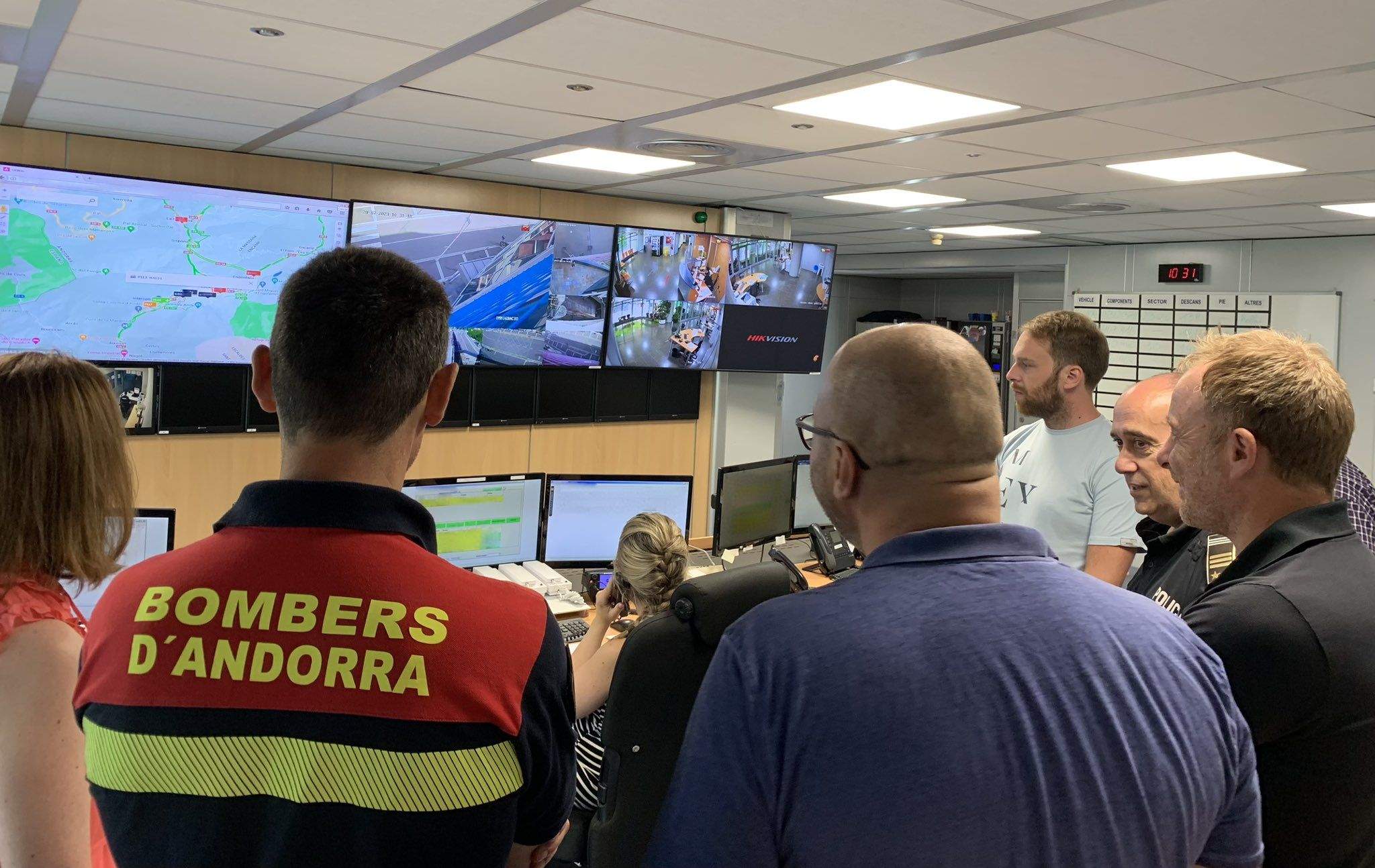 Visita de membres de l'EENA amb representants de Protecció Civil, bombers i policia al despatx central policial.