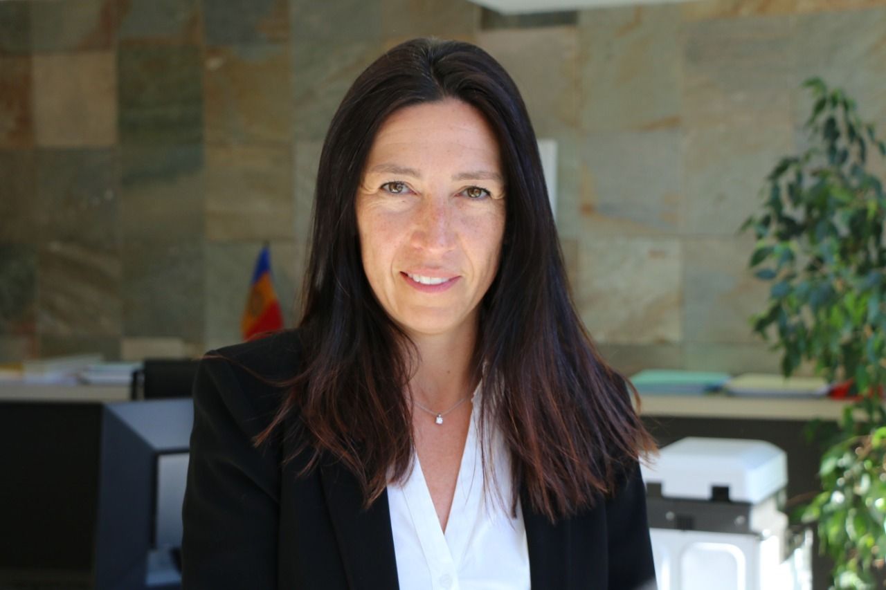 La cònsol menor, Eva Choy.