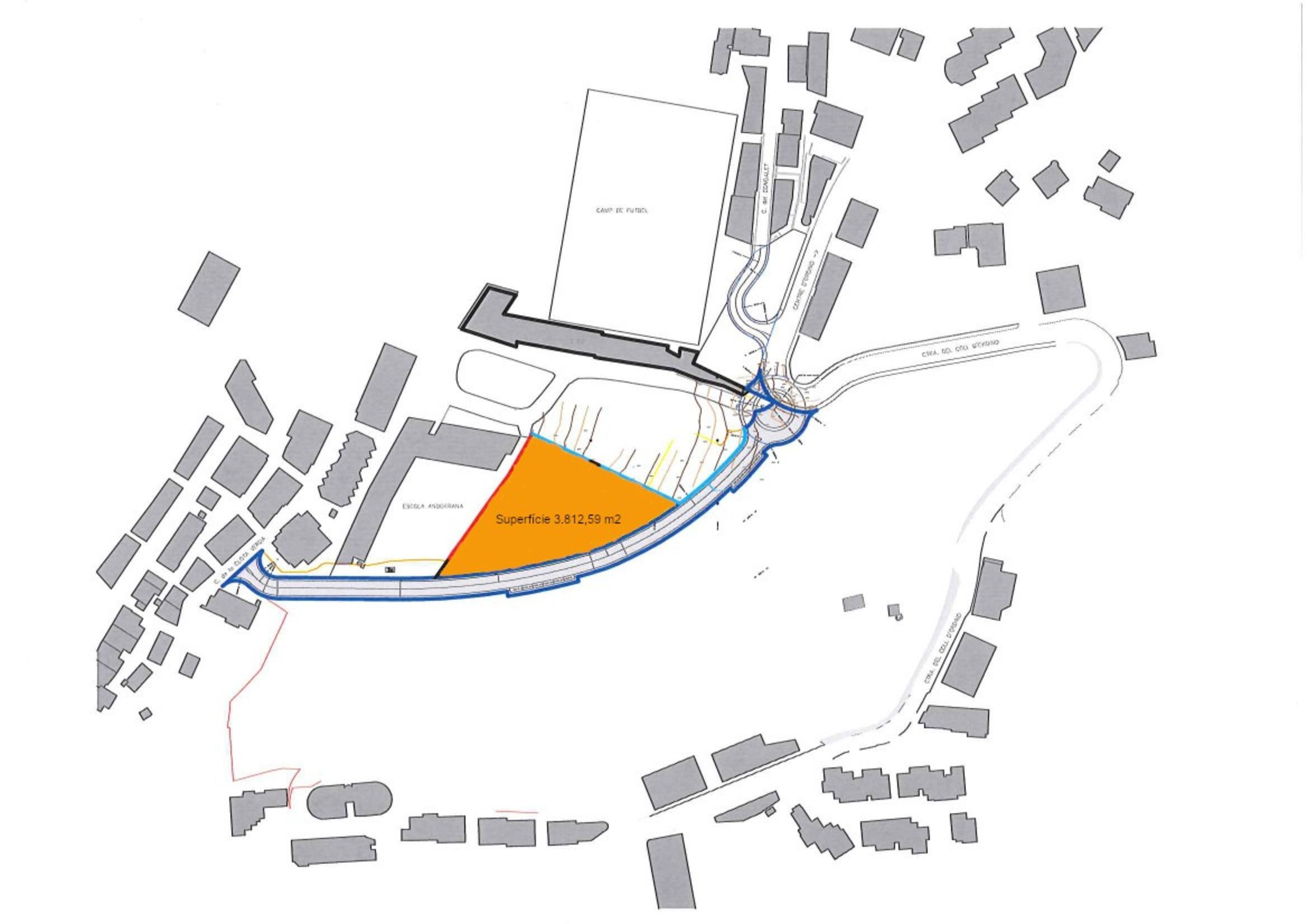 En taronja, la parcel·la que es vol adjudicar per fer-hi el projecte.