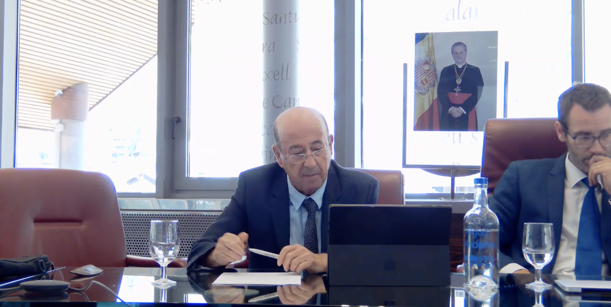 El conseller Rafel Casal (esquerra) donant explicacions durant el plenari.