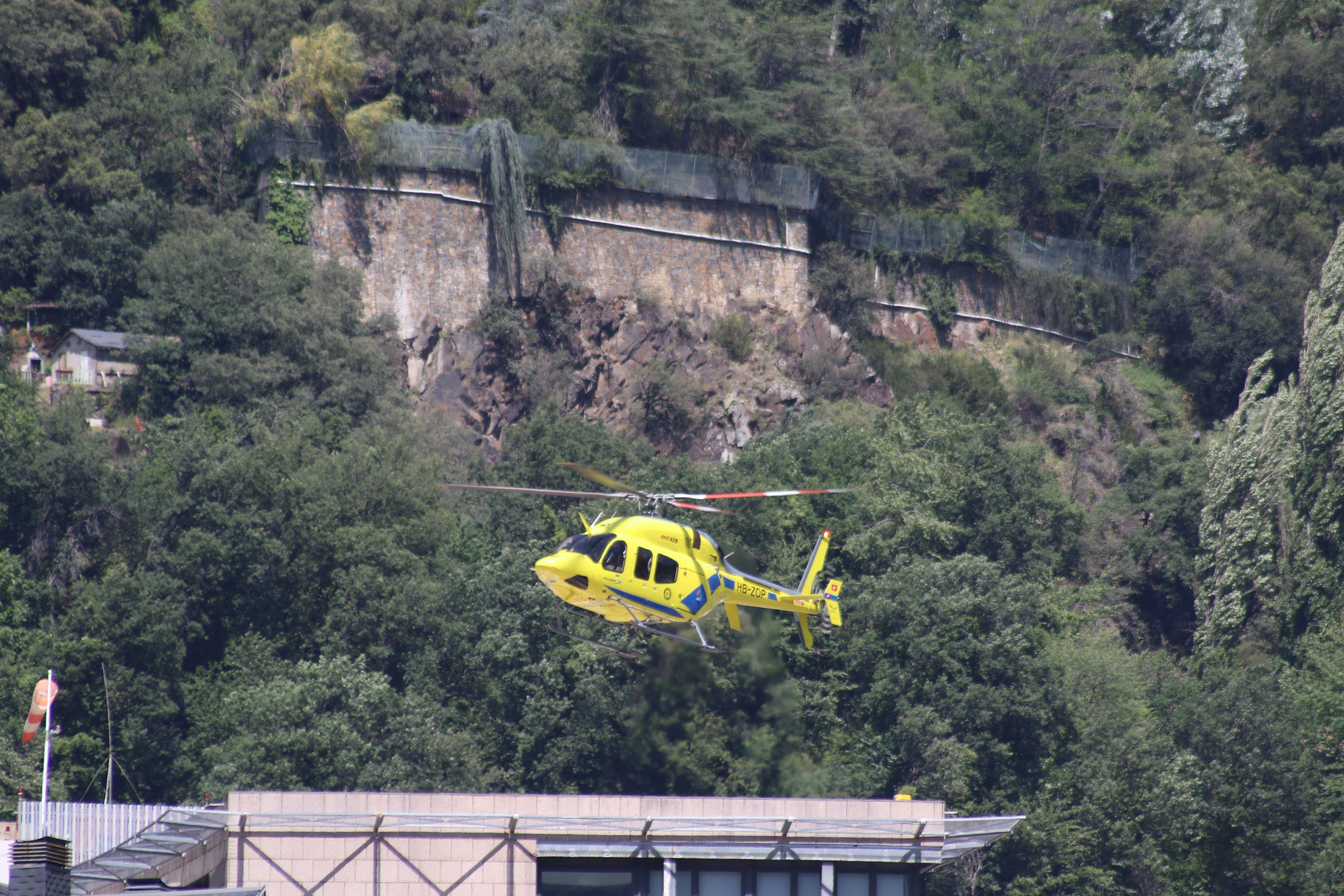 L'helicòpter arribant al centre hospitalari.