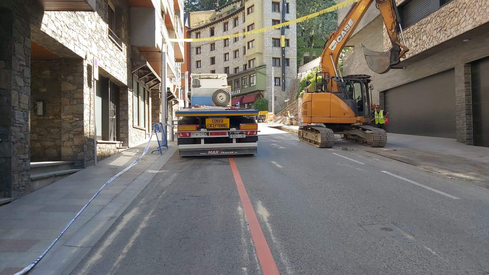 Camions i grues estacionats a l'avinguda Pont de la Tosca.