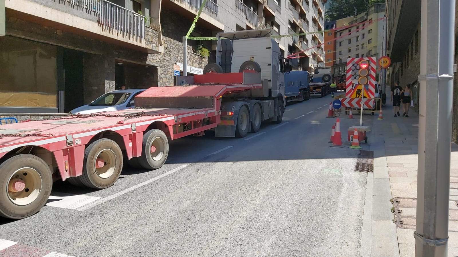 Vehicles del dispositiu estacionats a l'avinguda Pont de la Tosca.