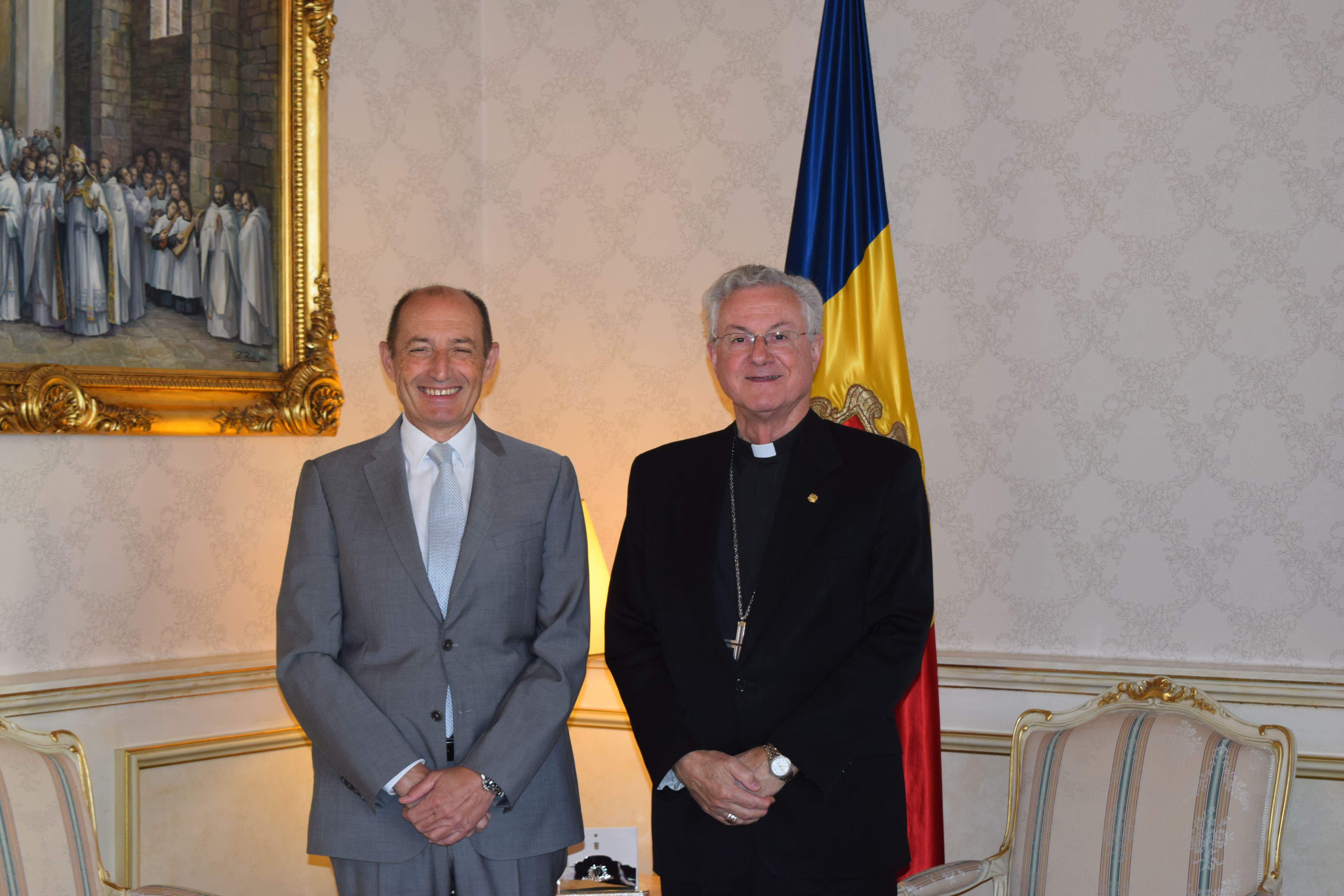 Pascal Escande i Joan-Enric Vives al Palau episcopal.
