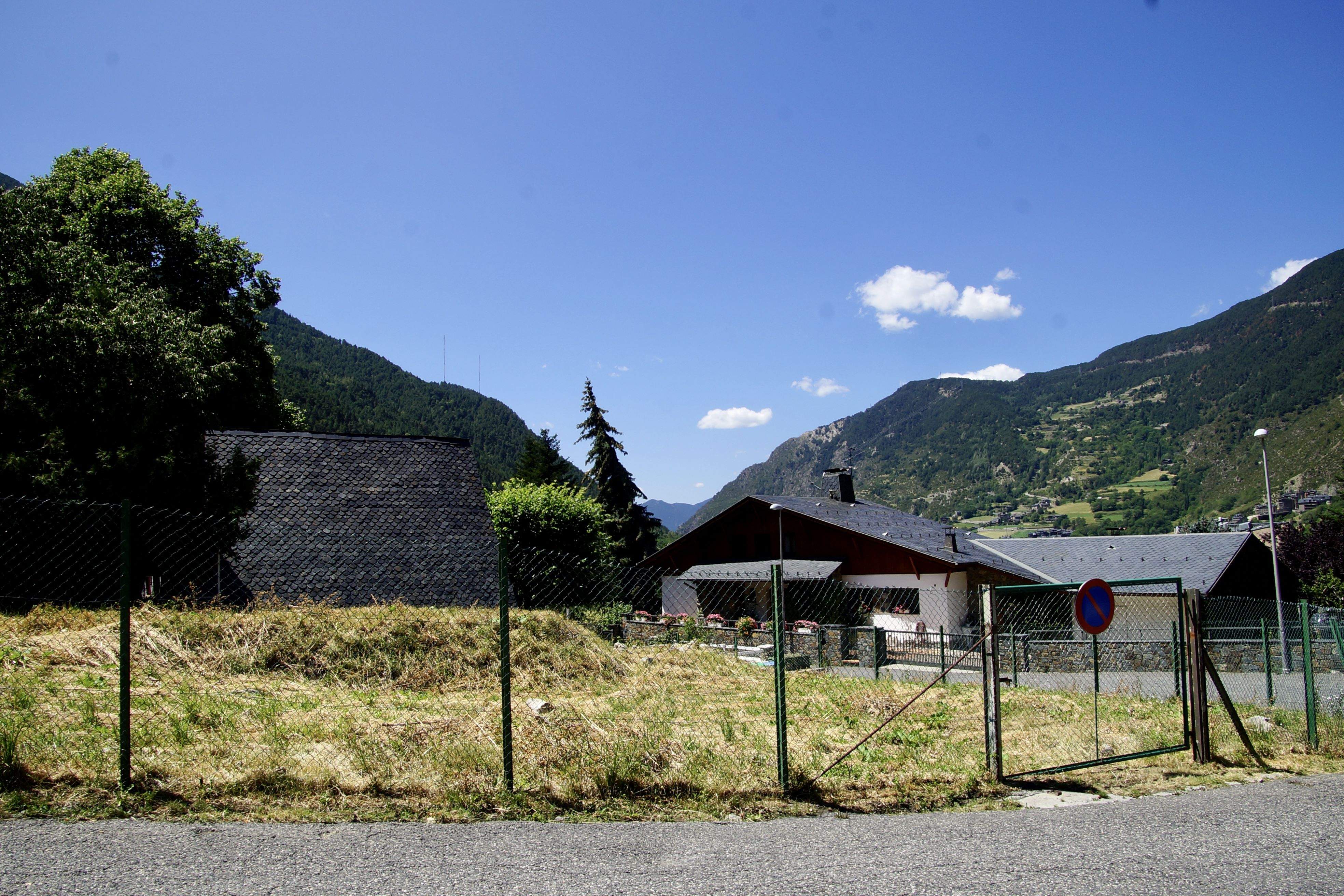 L'espai on s'ha de construir el parc infantil.