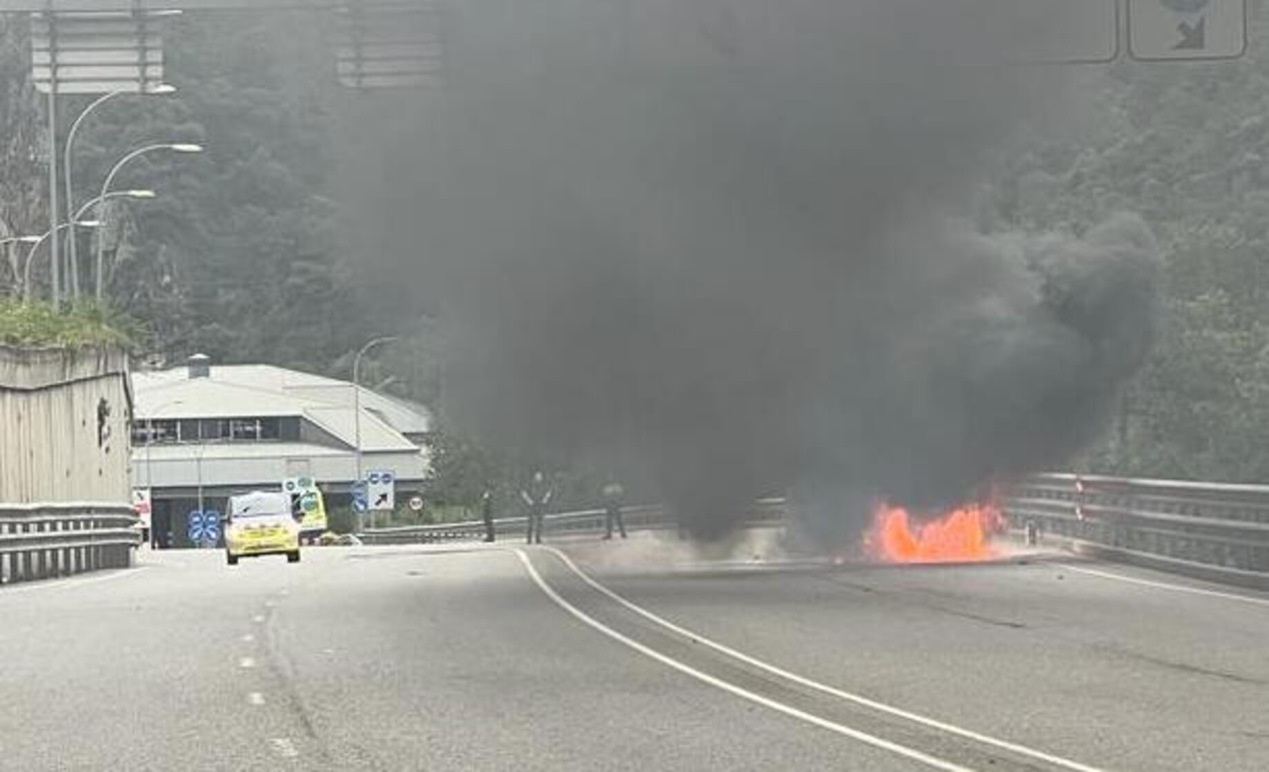 EL COTXE CREMANT AMB EL PUNT DUANER ESPANYOL AL FONS.
