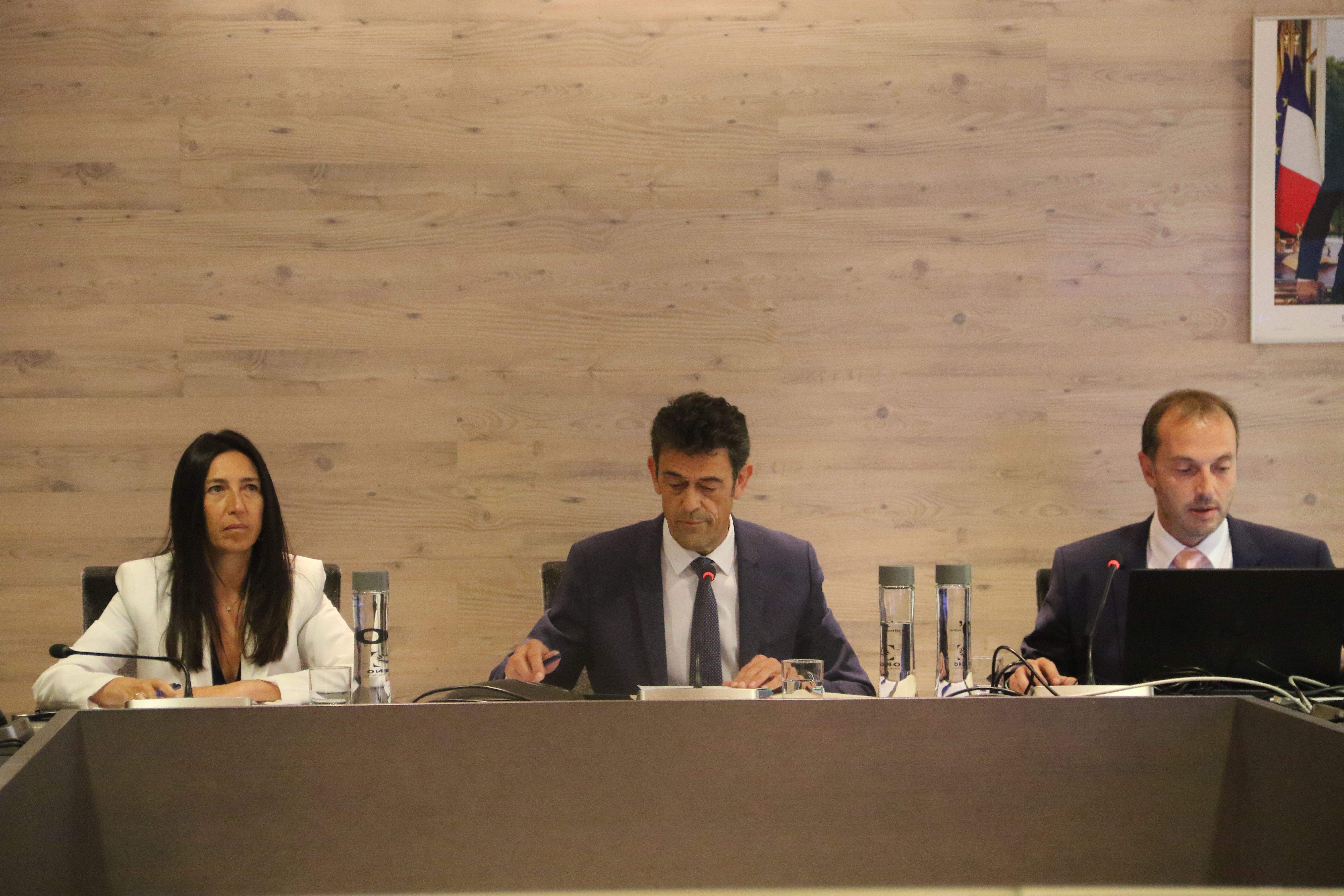 Eva Choy, Josep Àngel Mortés i el secretari general, Gilbert Blasi, a l'inici de la sessió. Eva Choy, Josep Àngel Mortés i el secretari general, Gilbert Blasi, a l'inici de la sessió.