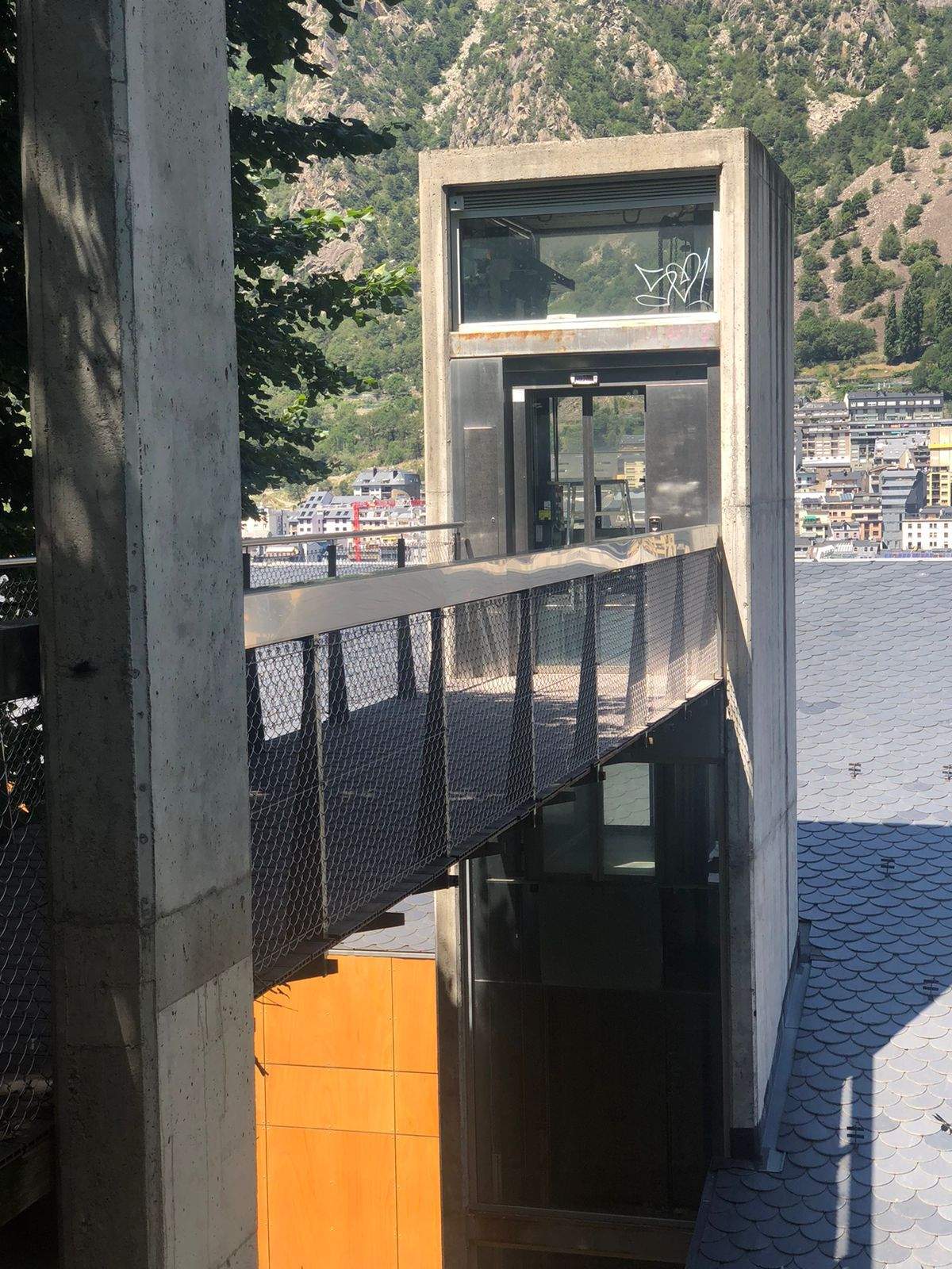 Una imatge de l'ascensor de Jovial abans que comencessin els treballs de reparació.