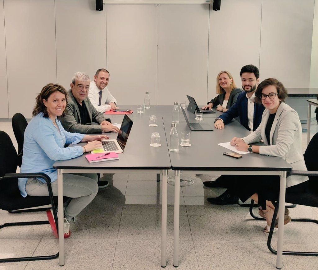 Eugènia Duró, Ladislau Baró i Josep Anton Bardina (a l'esquerra i de baix a dalt); Maria Àngels Aché, Cerni Escalé i Núria Segués (a la dreta, de dalt a baix).