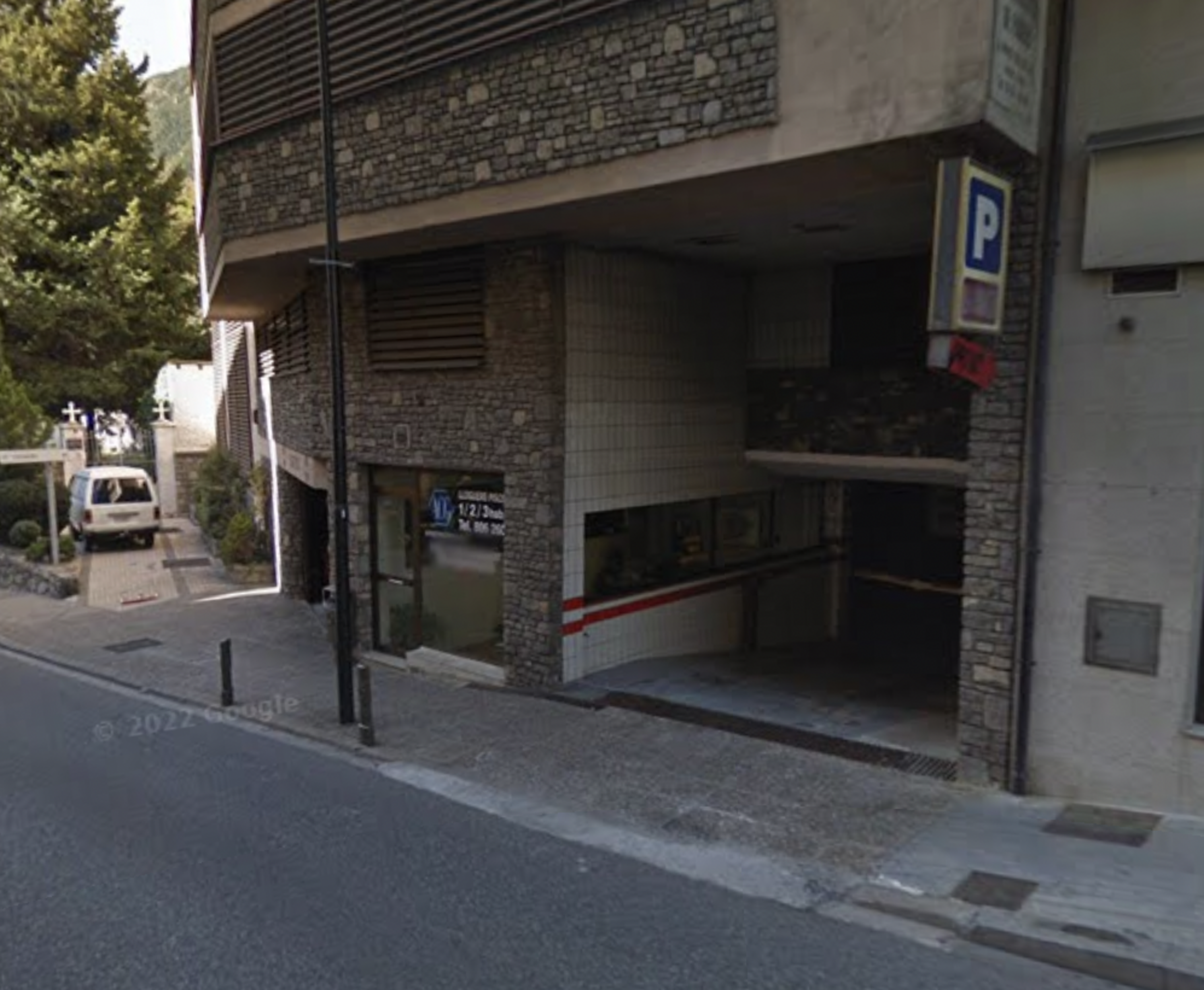 El vehicle estava estacionat en un aparcament privat i va aparèixer a uns 500 metres, a l'exterior, però a la mateixa zona.