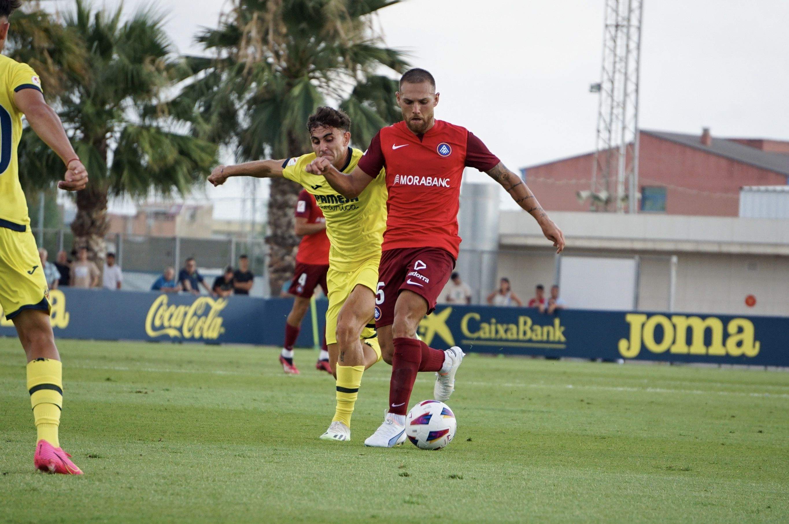 El Vila-real intenta recuperar una pilota que controla Diego González