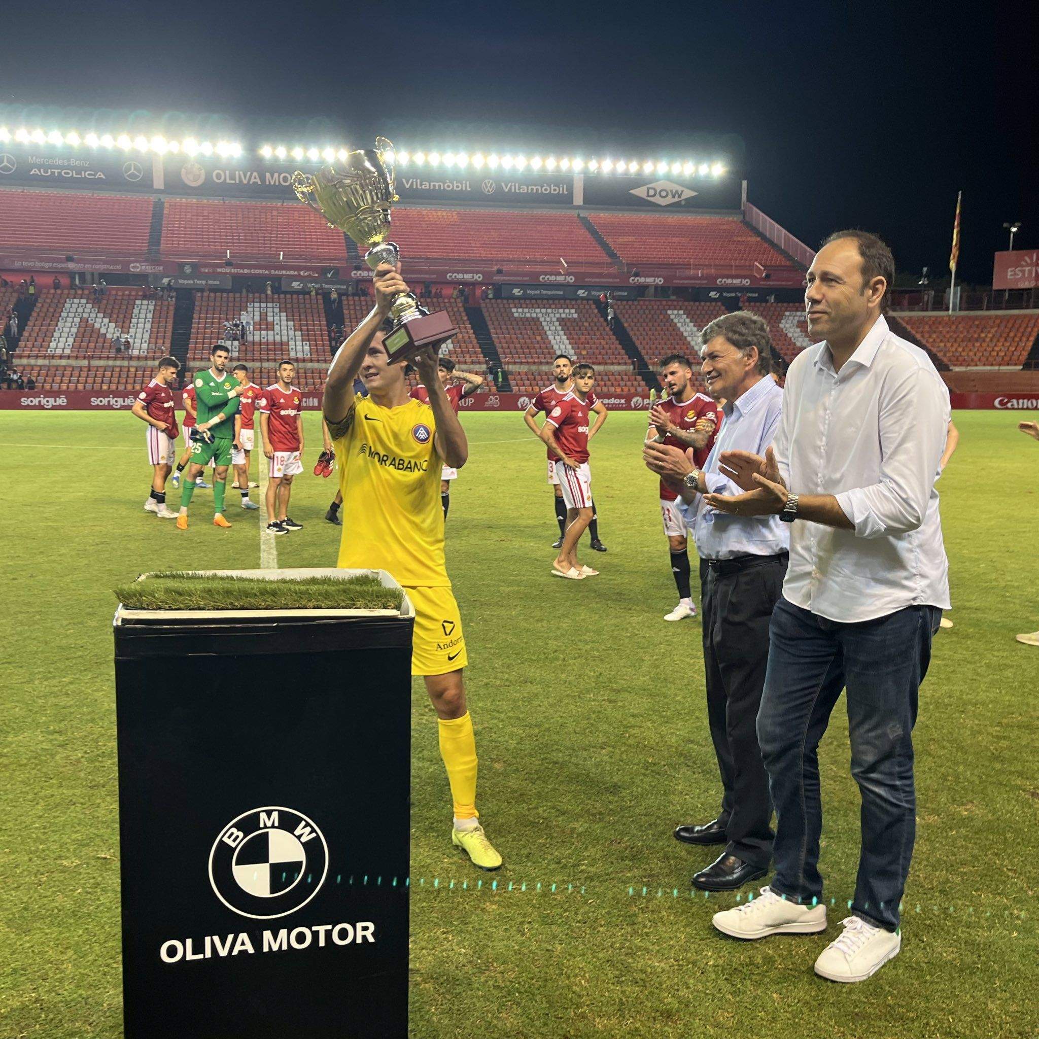 Bover aixecant el Trofeu Ciutat de Tarragona