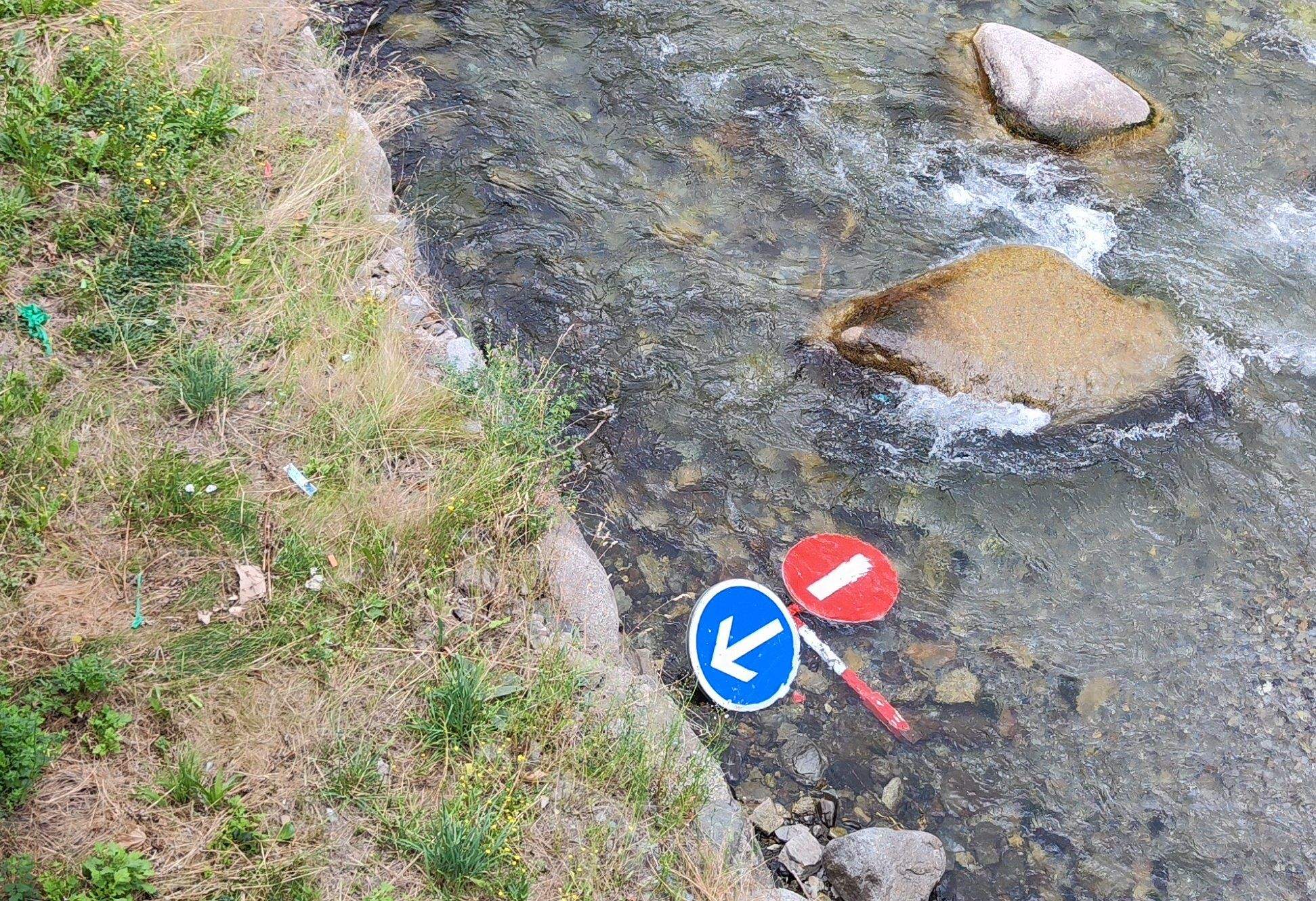 El senyal de trànsit al riu a l'alçada del pont de Fontaneda