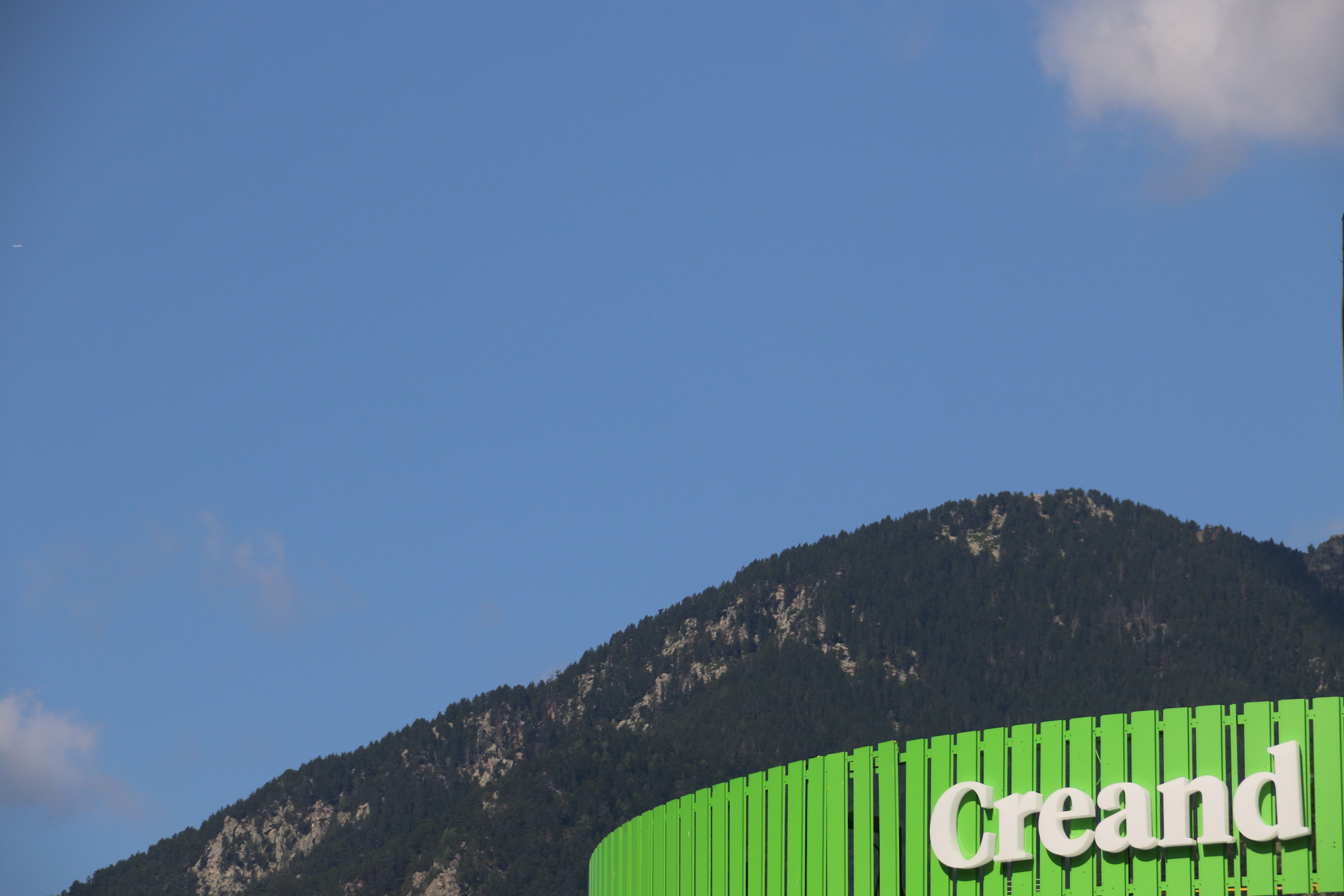 Una imatge del logotip de Creand al capdamunt de la seu central.