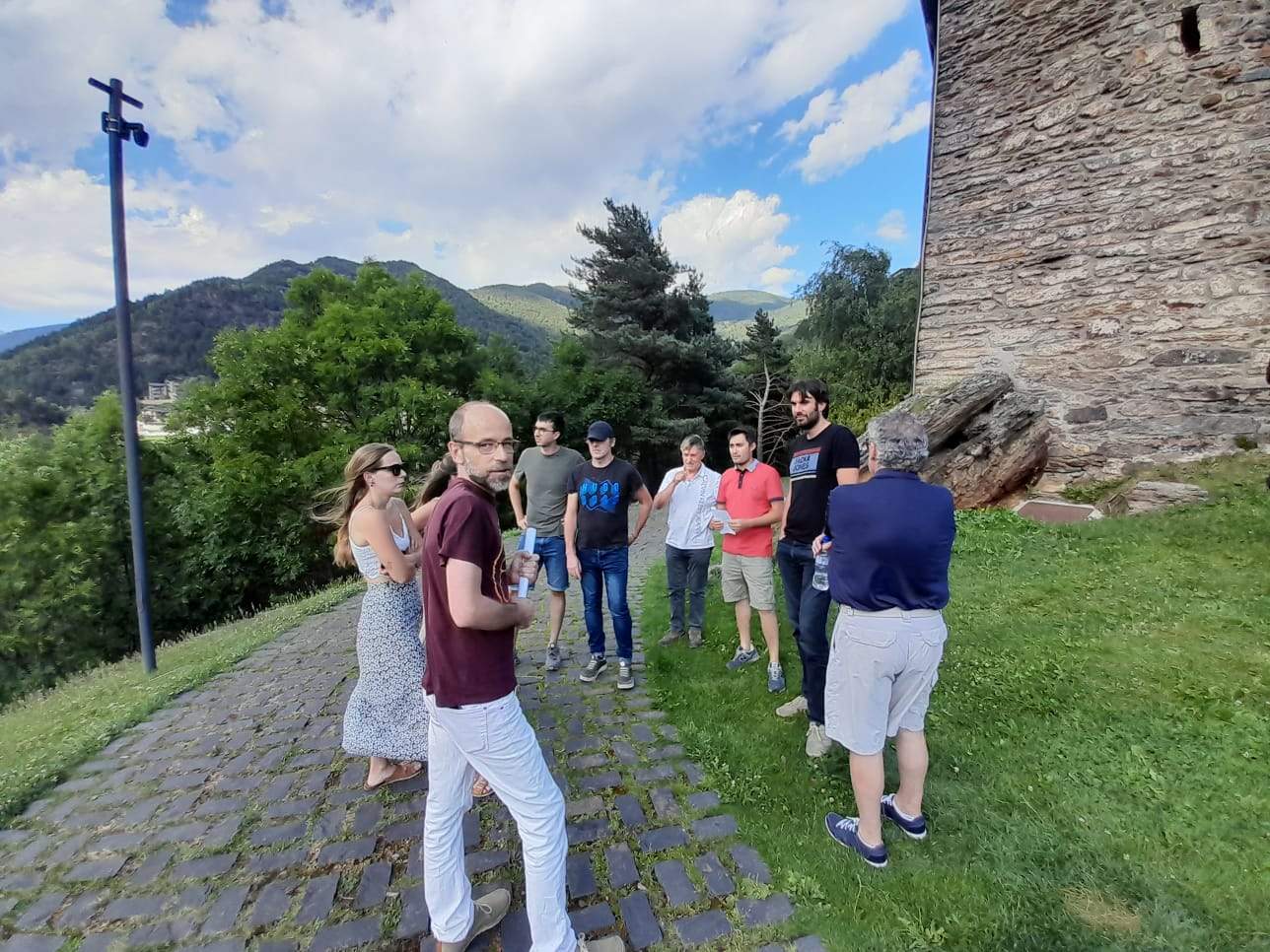 Els membres de 'Participa' a l'església de Sant Cristòfol d'Anyós