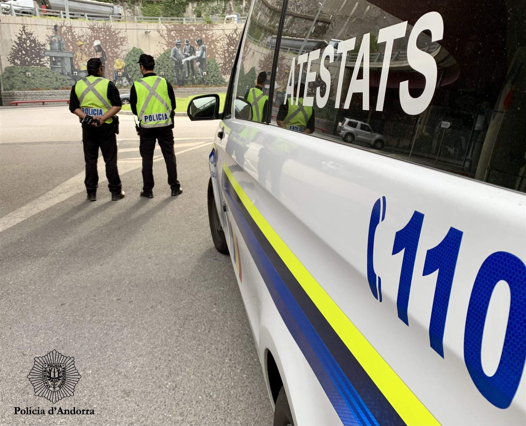 Dos policies fent un control a Encamp.