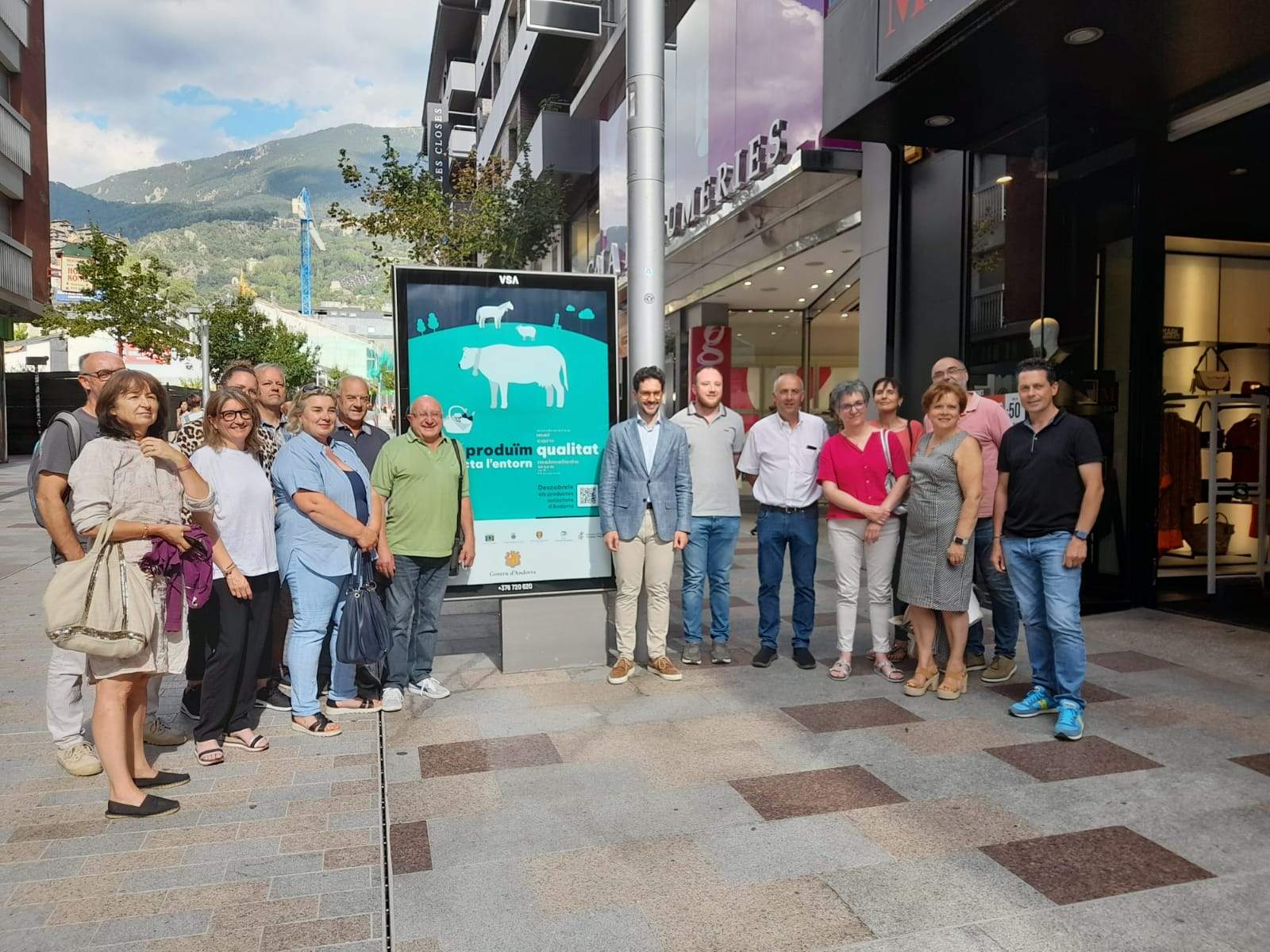 Guillem Casal amb representants de l'APRA, els comuns i productors del país